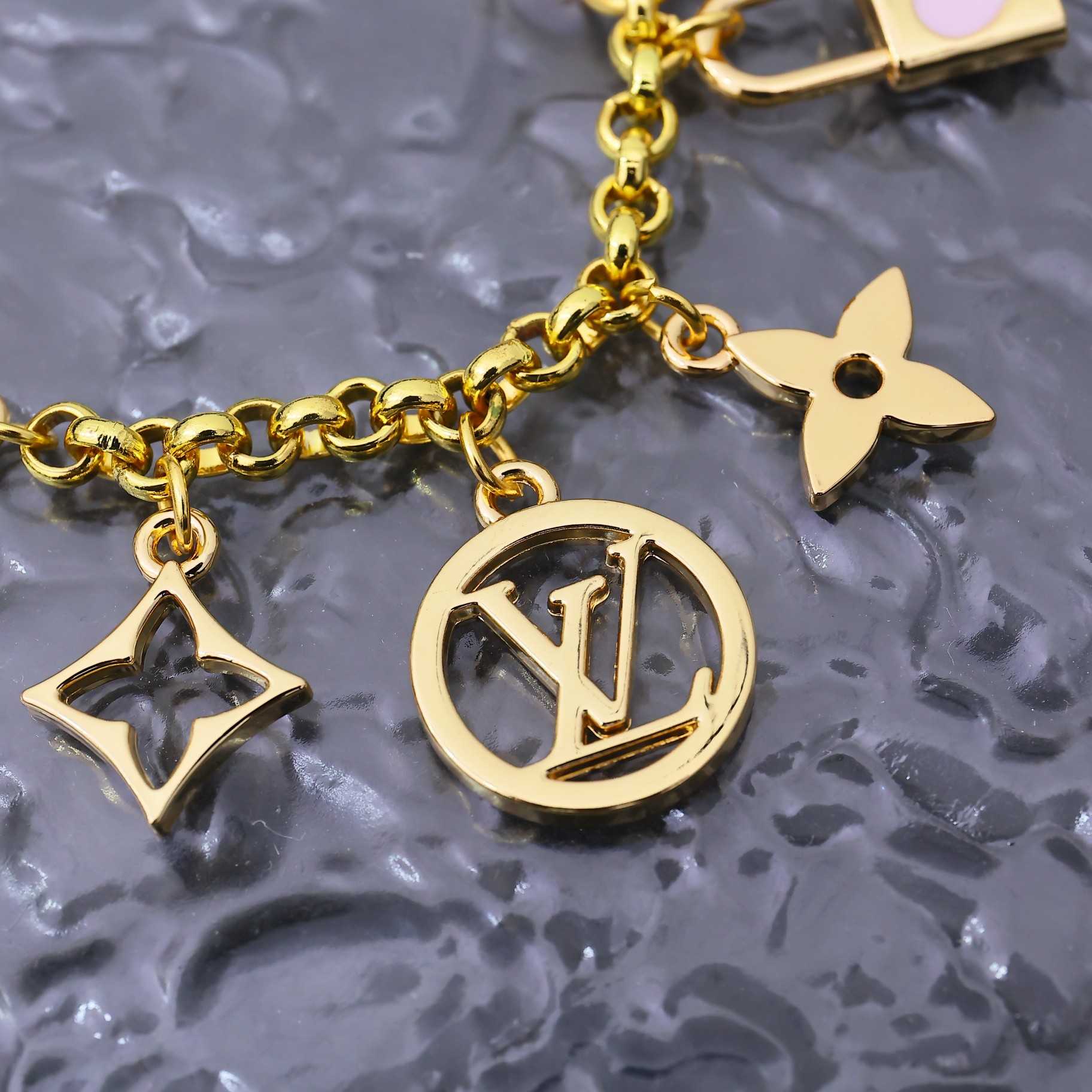 Louis Vuitton LV Iconic Heart Bag Charm    M01421 - 