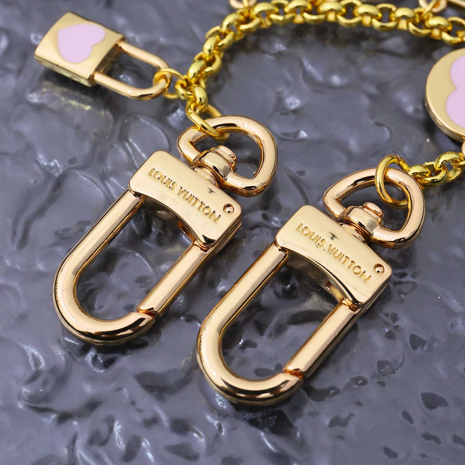 Louis Vuitton LV Iconic Heart Bag Charm    M01421 - 