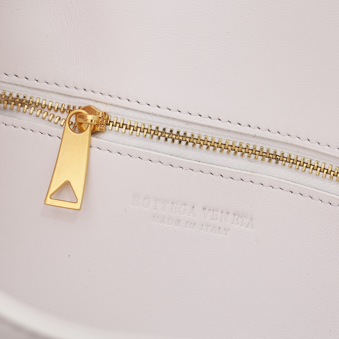 Bottega Veneta Long Clutch Andiamo With Handle - 