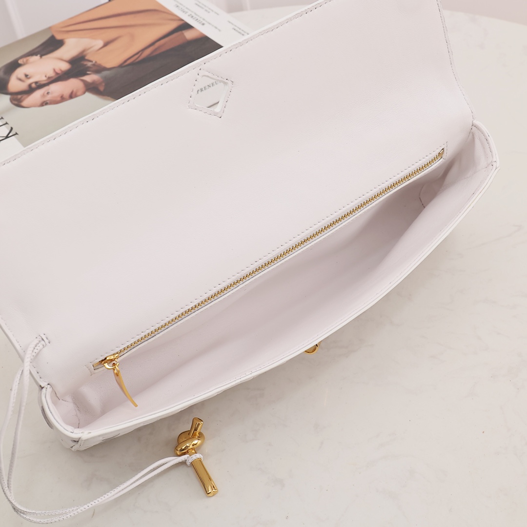 Bottega Veneta Long Clutch Andiamo With Handle - 