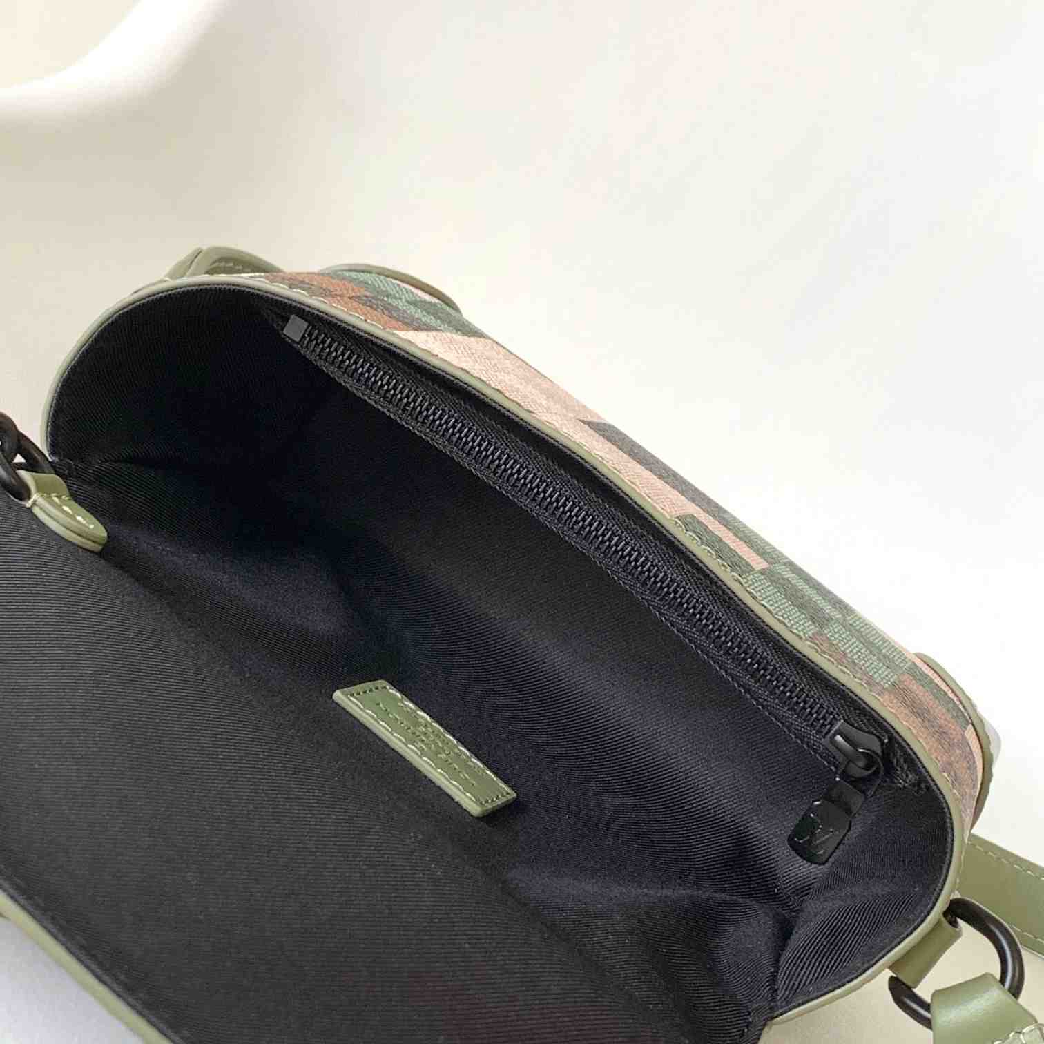 Louis Vuitton Steamer Wearable Wallet   M83172 - 