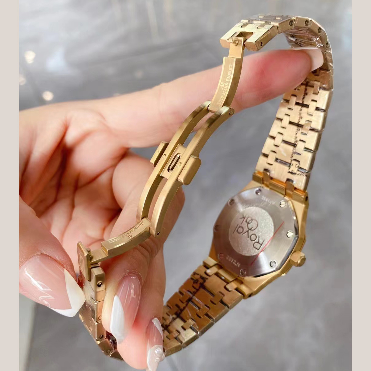 Audemars Piguet Women's Watch   33mm - DesignerGu