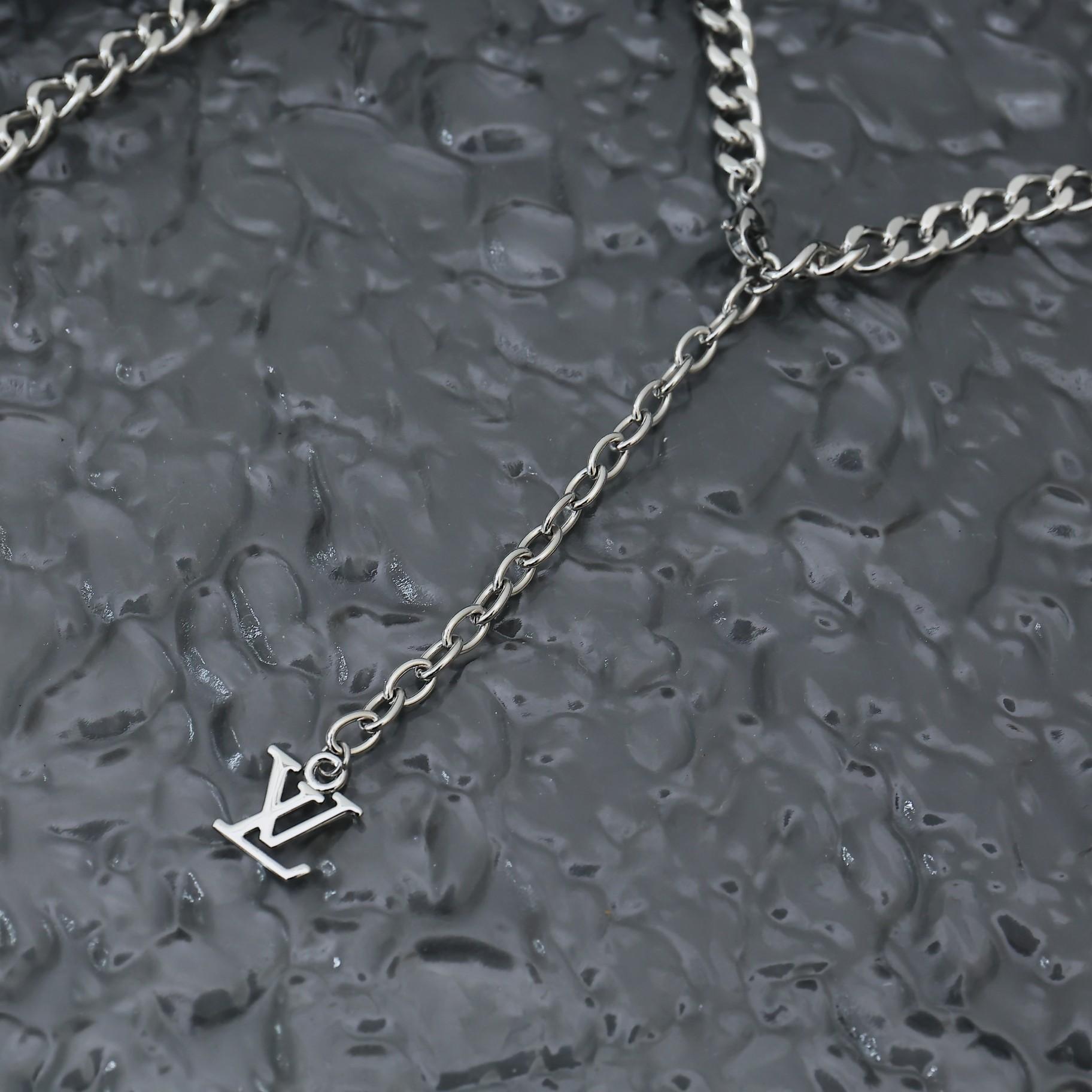 Louis Vuitton MNG Row Necklace   M01490 - DesignerGu