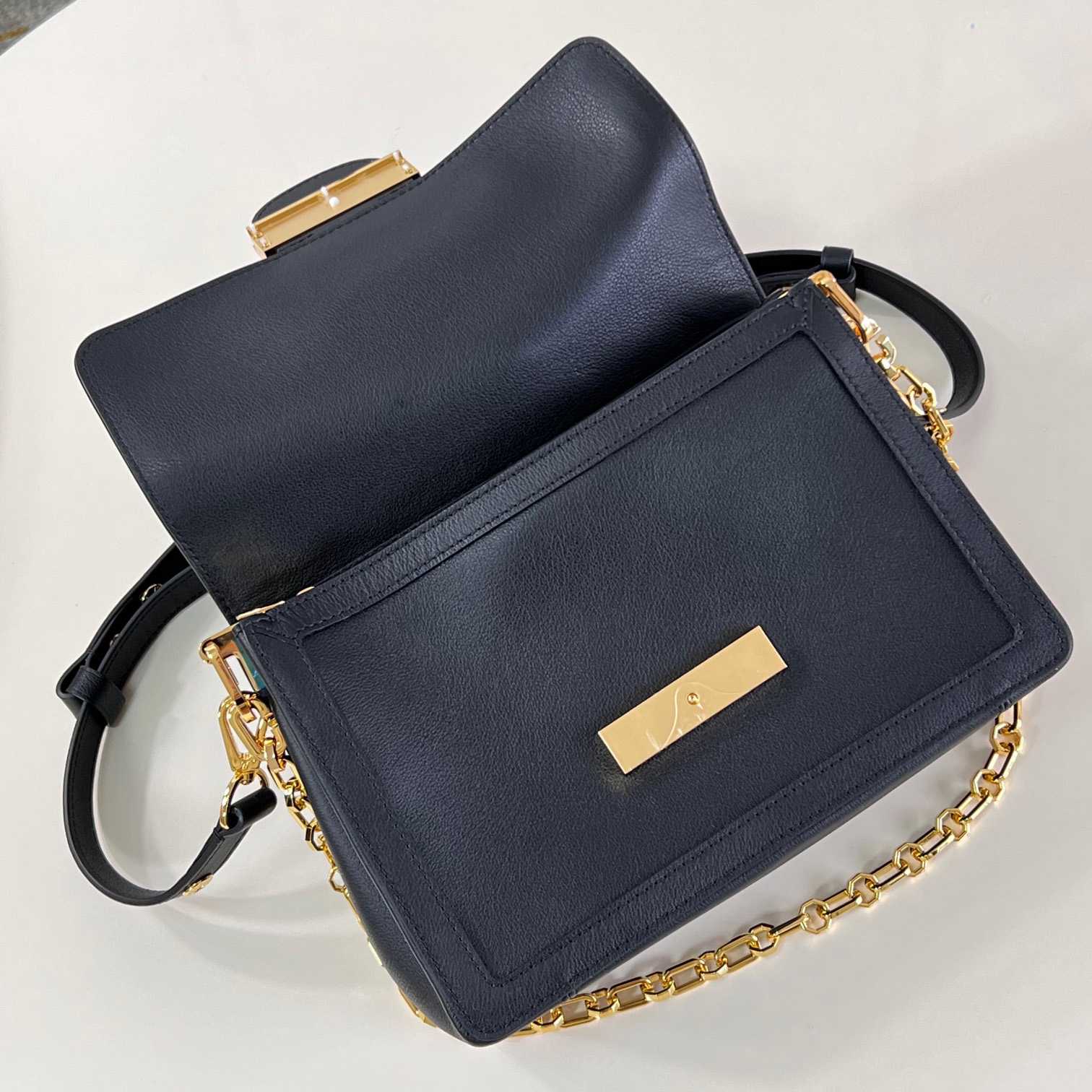 Louis Vuitton Dauphine Soft MM   M25209 - 