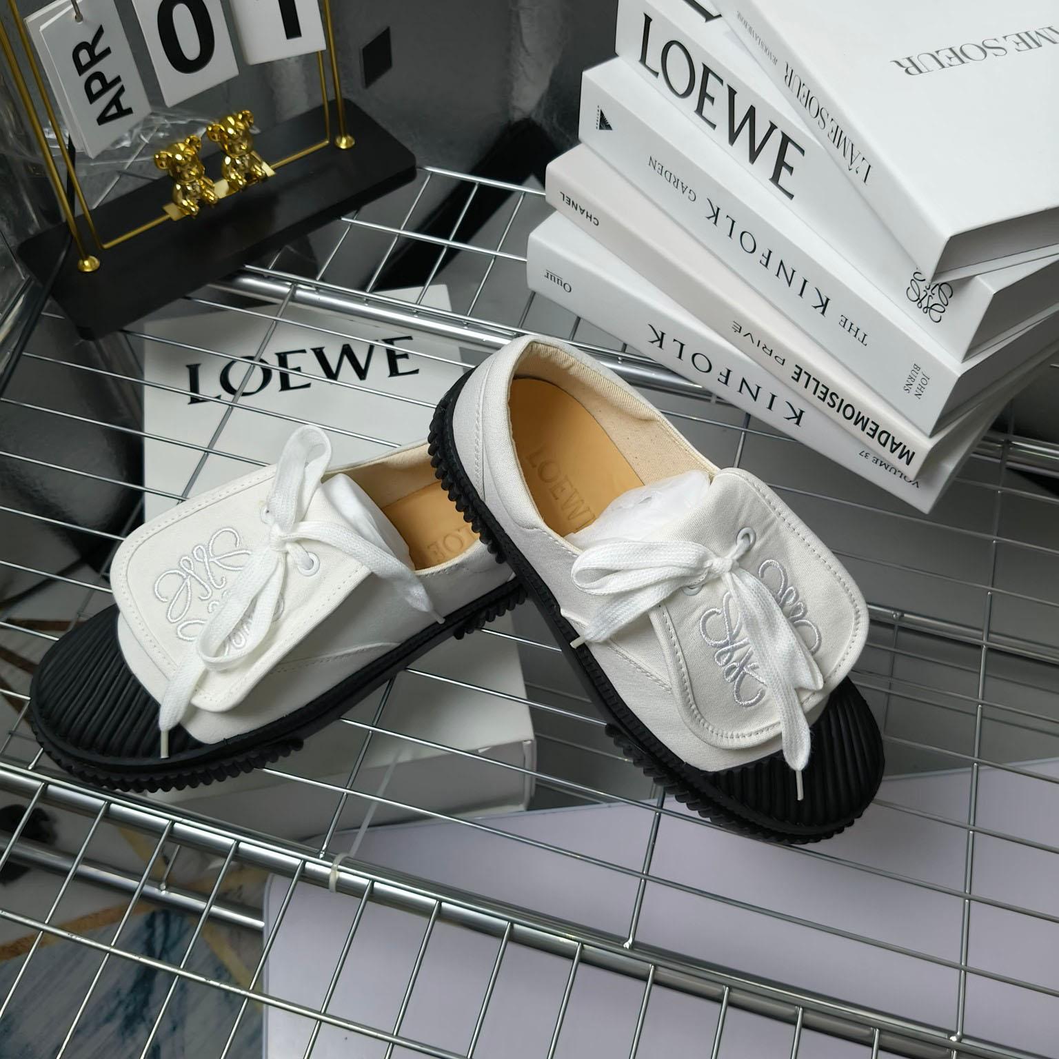 Loewe Anagram Embroidered Flap Low-Top Sneakers - 