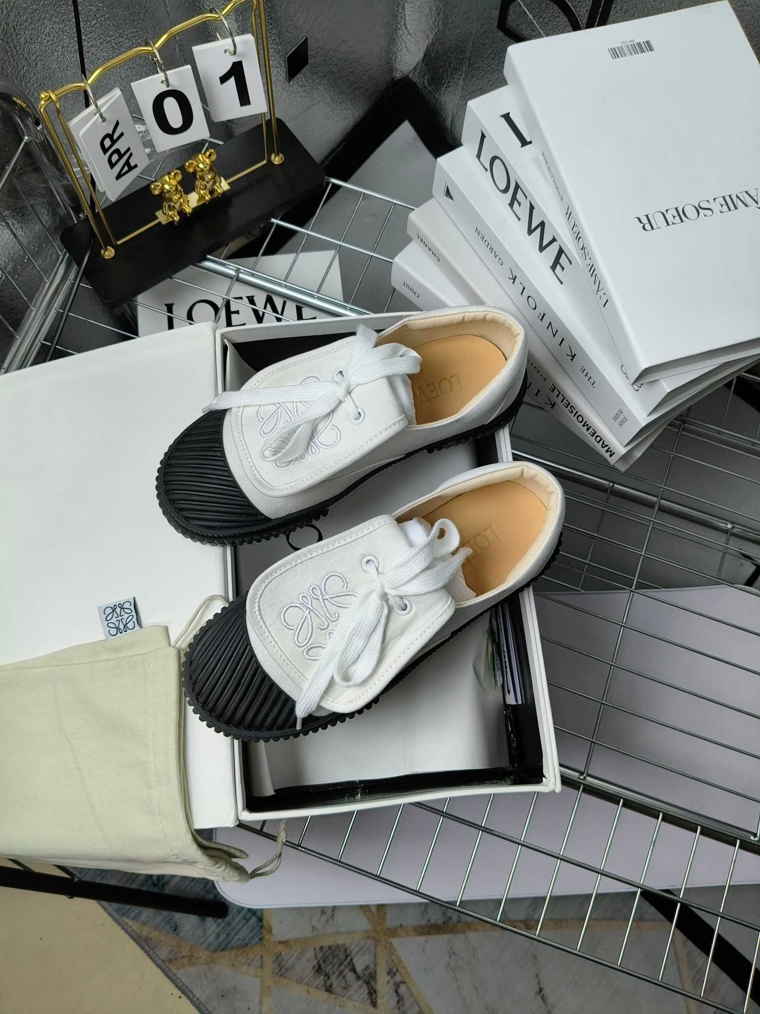 Loewe Anagram Embroidered Flap Low-Top Sneakers - 
