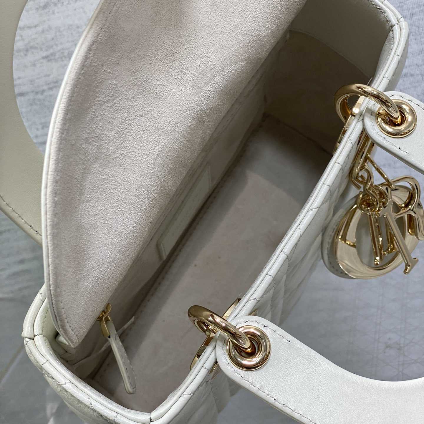 Dior Lady Dior Bag  （20*8*17cm） - DesignerGu