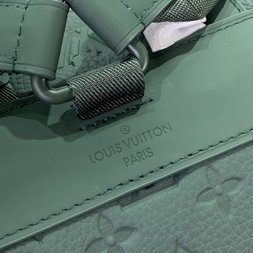 Louis Vuitton Christopher MM  M24428 - 