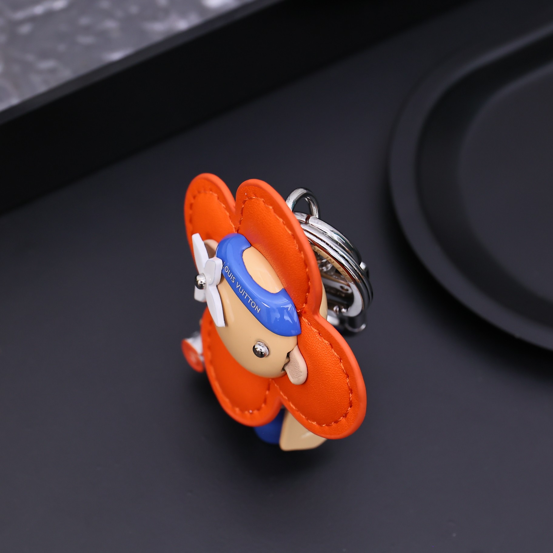 Louis Vuitton Vivienne Gym Bag Charm  M01198 - 