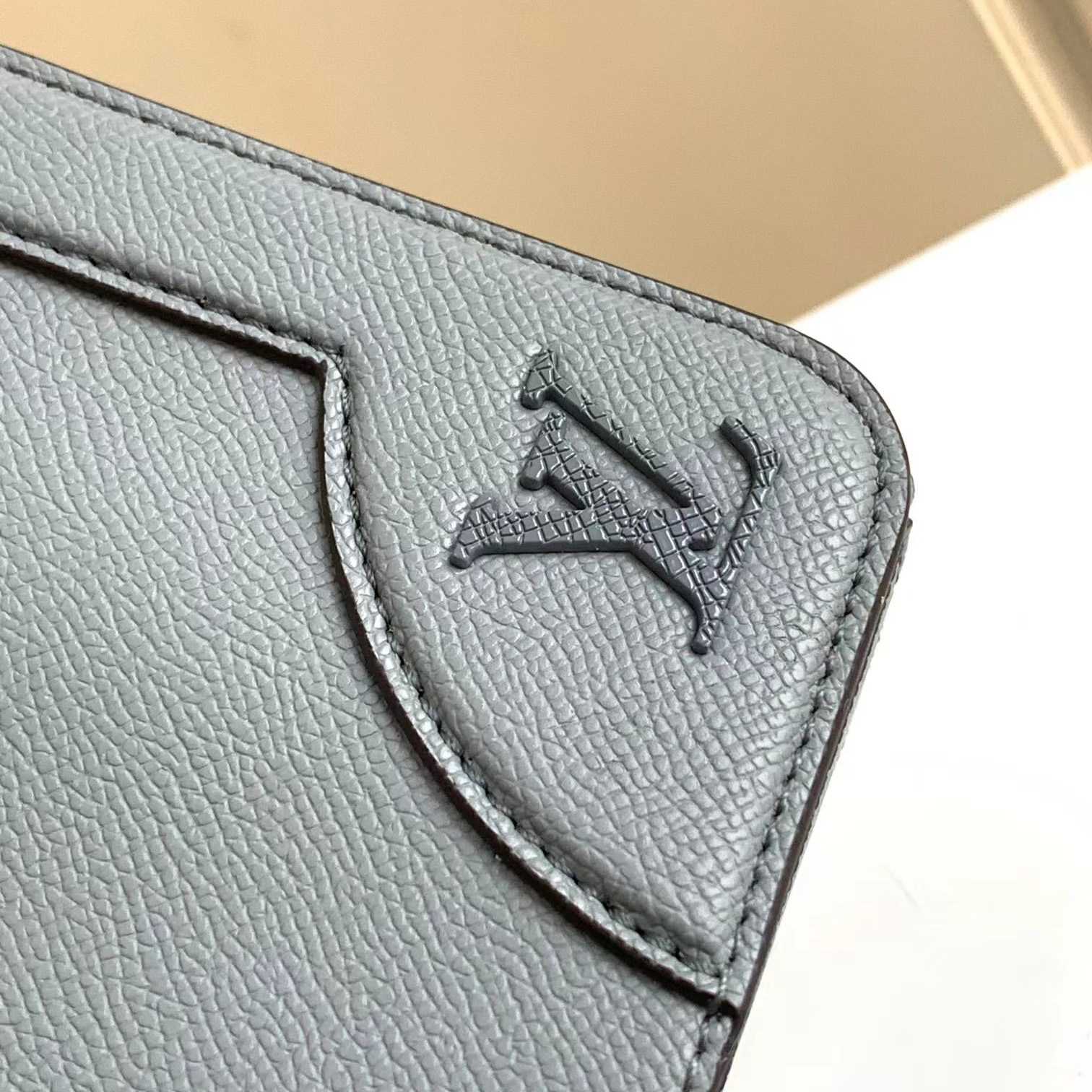 Louis Vuitton New Flap Messenger (28.3 x 18.3 x 4.3 cm) - 