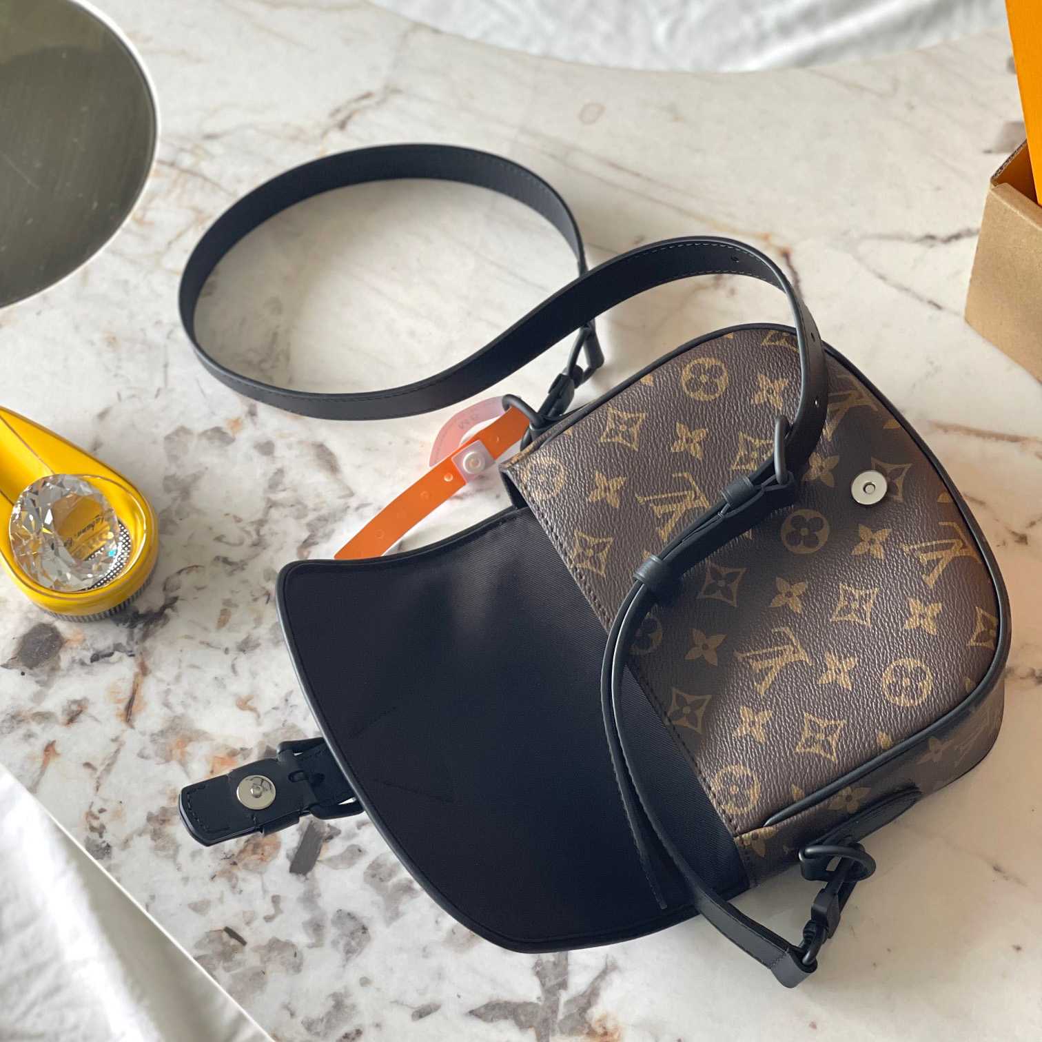 Louis Vuitton Montsouris Messenger PM​   M47060 - 