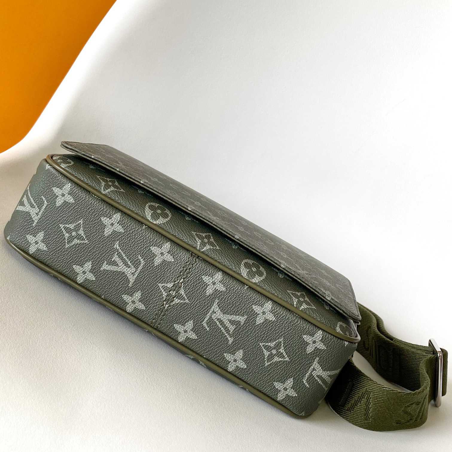 Louis Vuitton District PM   M11593 - 