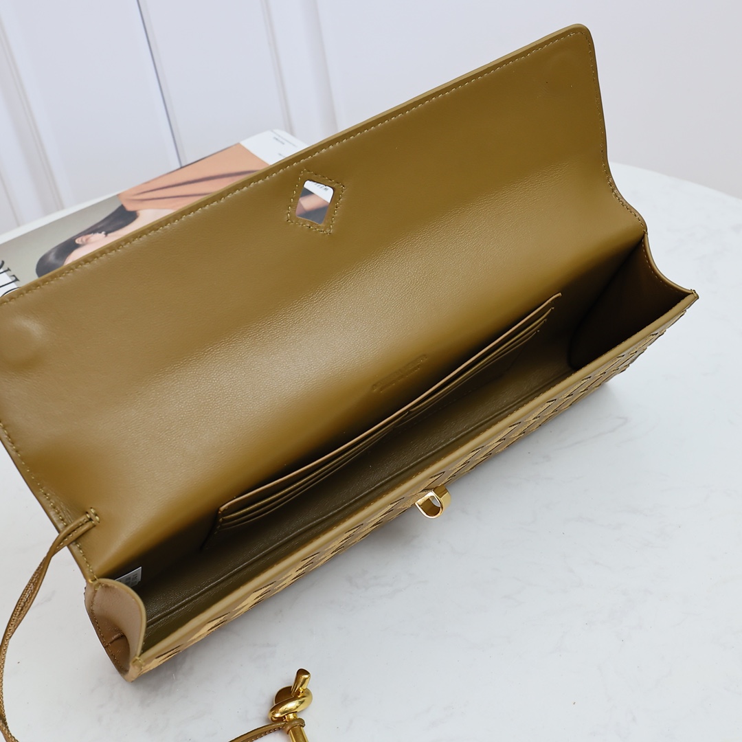 Bottega Veneta Long Clutch Andiamo With Handle - 