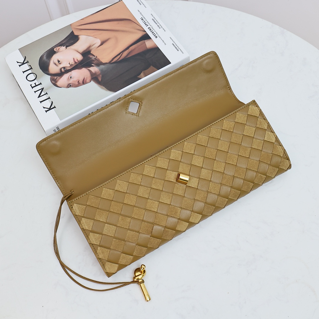 Bottega Veneta Long Clutch Andiamo With Handle - 
