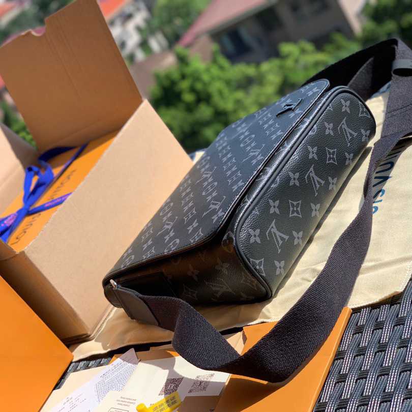 Louis Vuitton District PM Messenger Bag  25-22-8cm - 