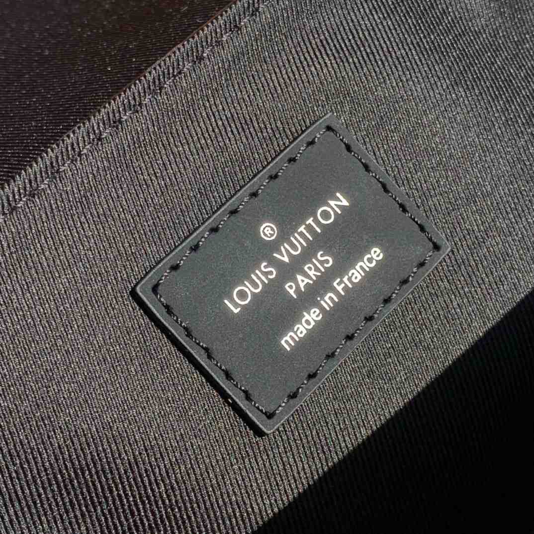 Louis Vuitton District PM Messenger Bag  25-22-8cm - 