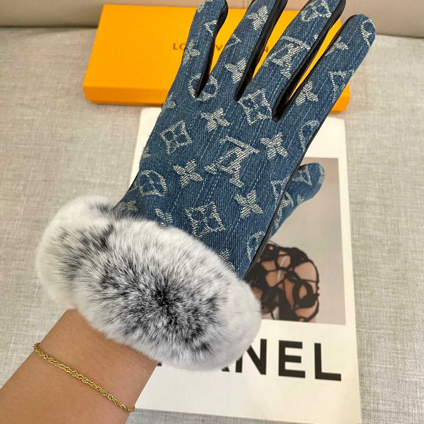 Louis Vuitton Gloves  - 