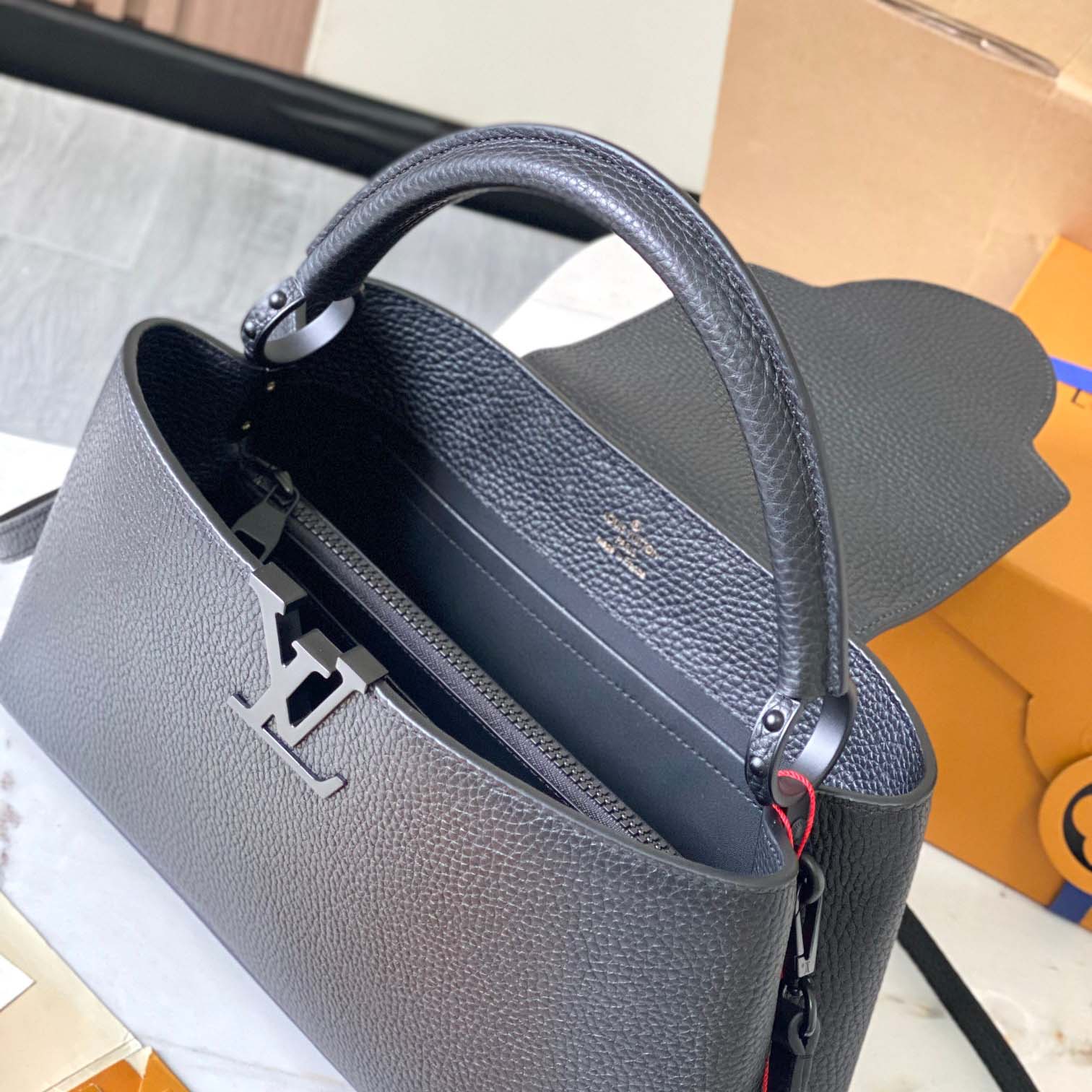Louis Vuitton Capucines East-West MM  M23947 - 