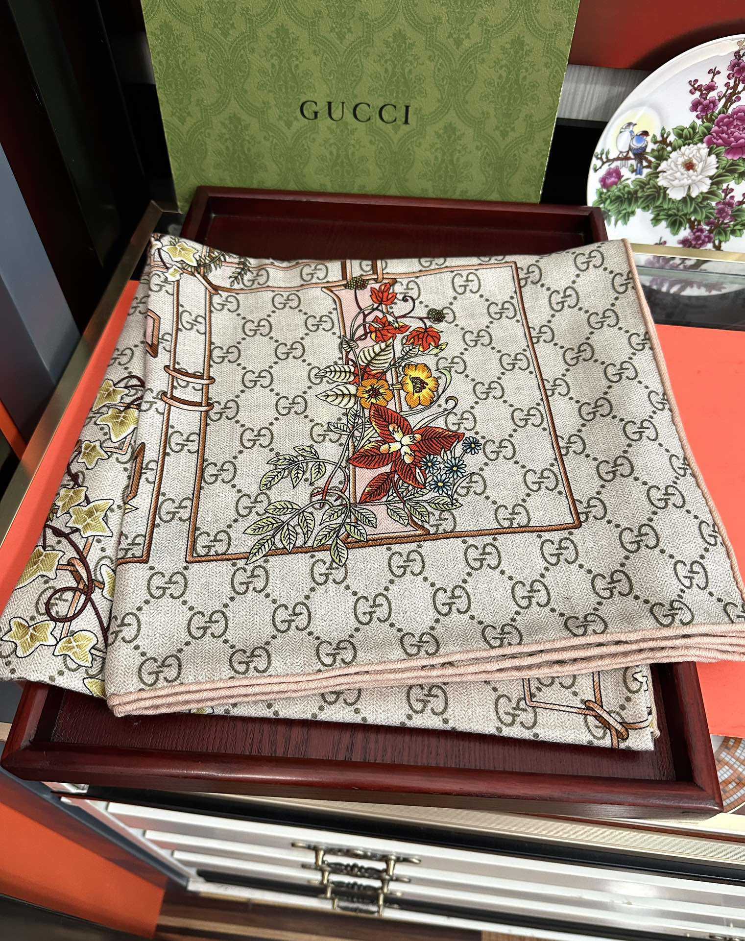 Gucci Scarf    140x140cm - 