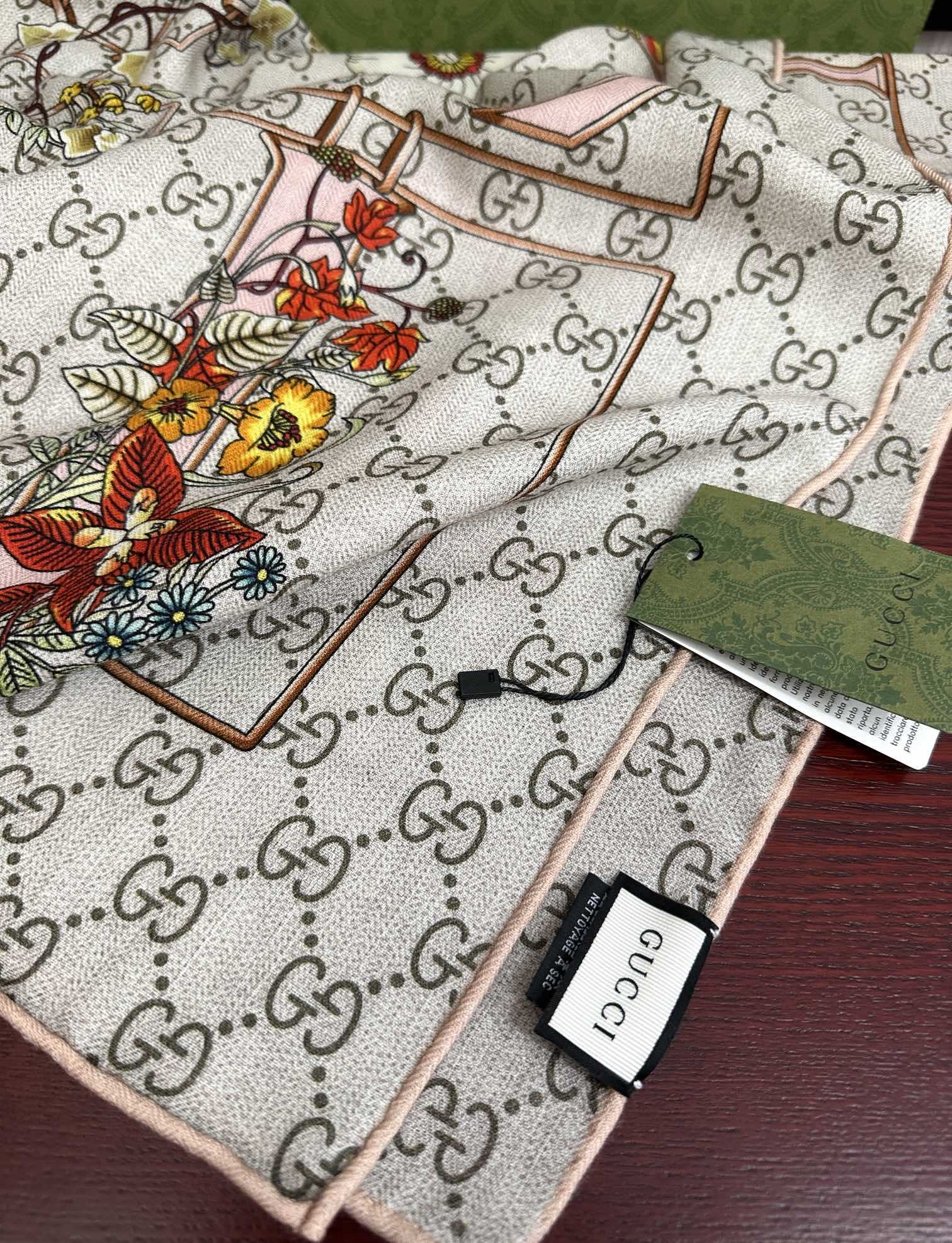 Gucci Scarf    140x140cm - 