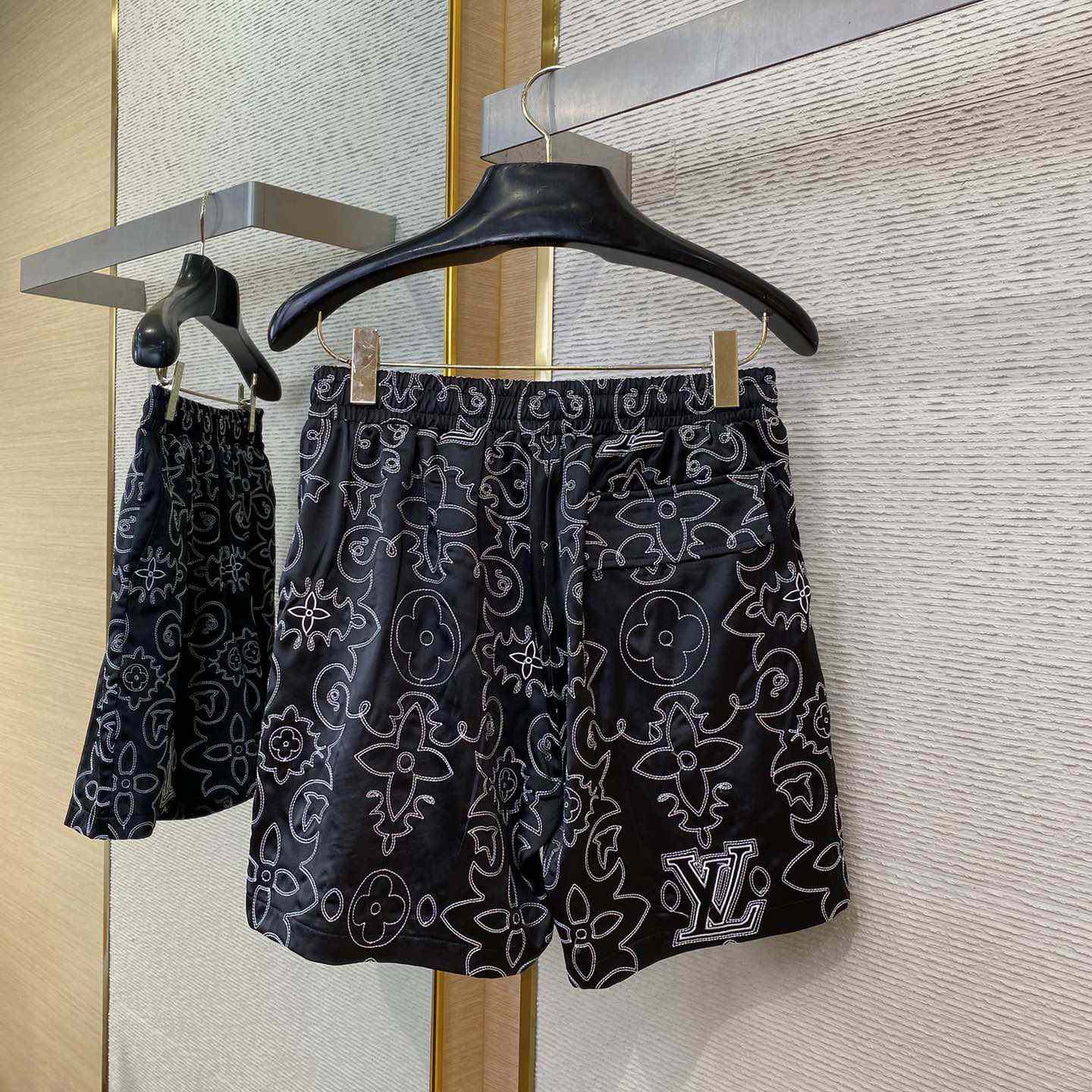 Louis Vuitton Printed Silk Shorts   1AFWOR - 