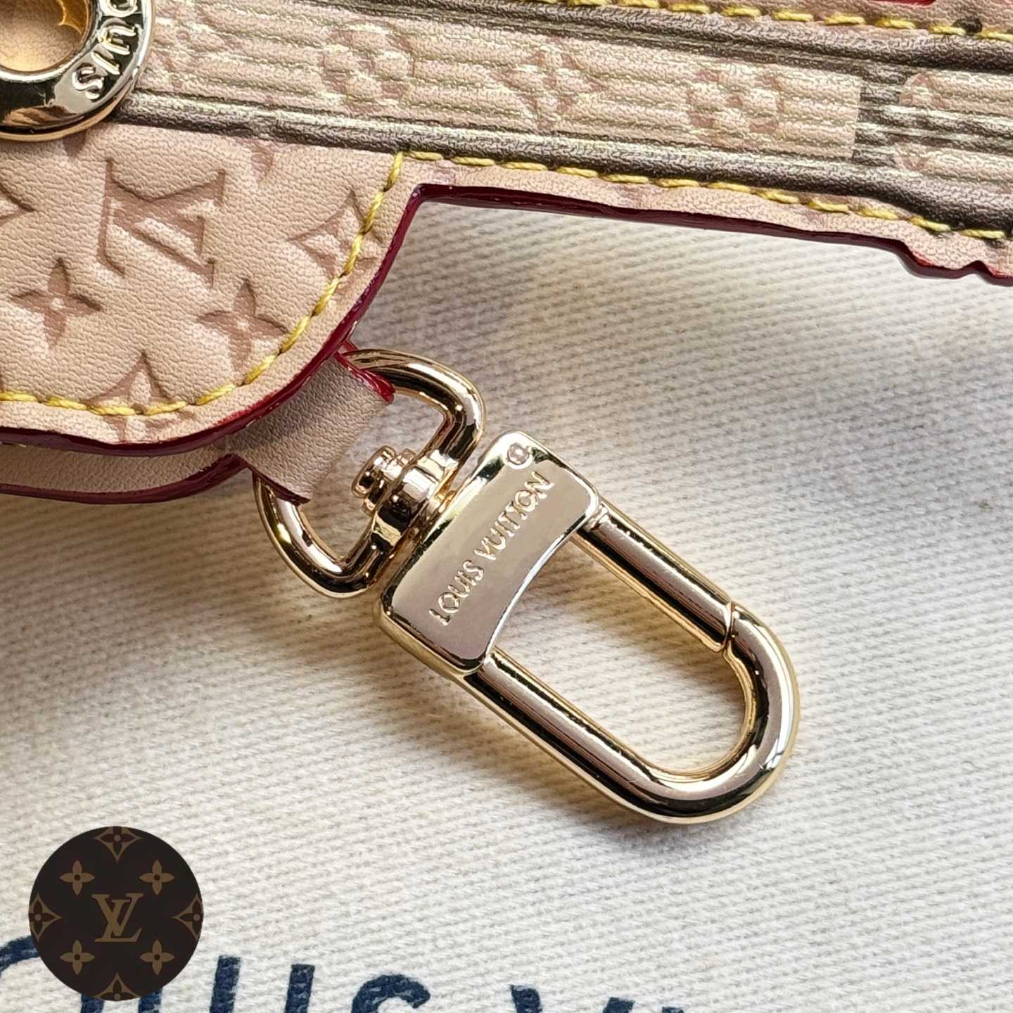 Louis Vuitton Guitar Pouch Bag Charm   M02032 - 