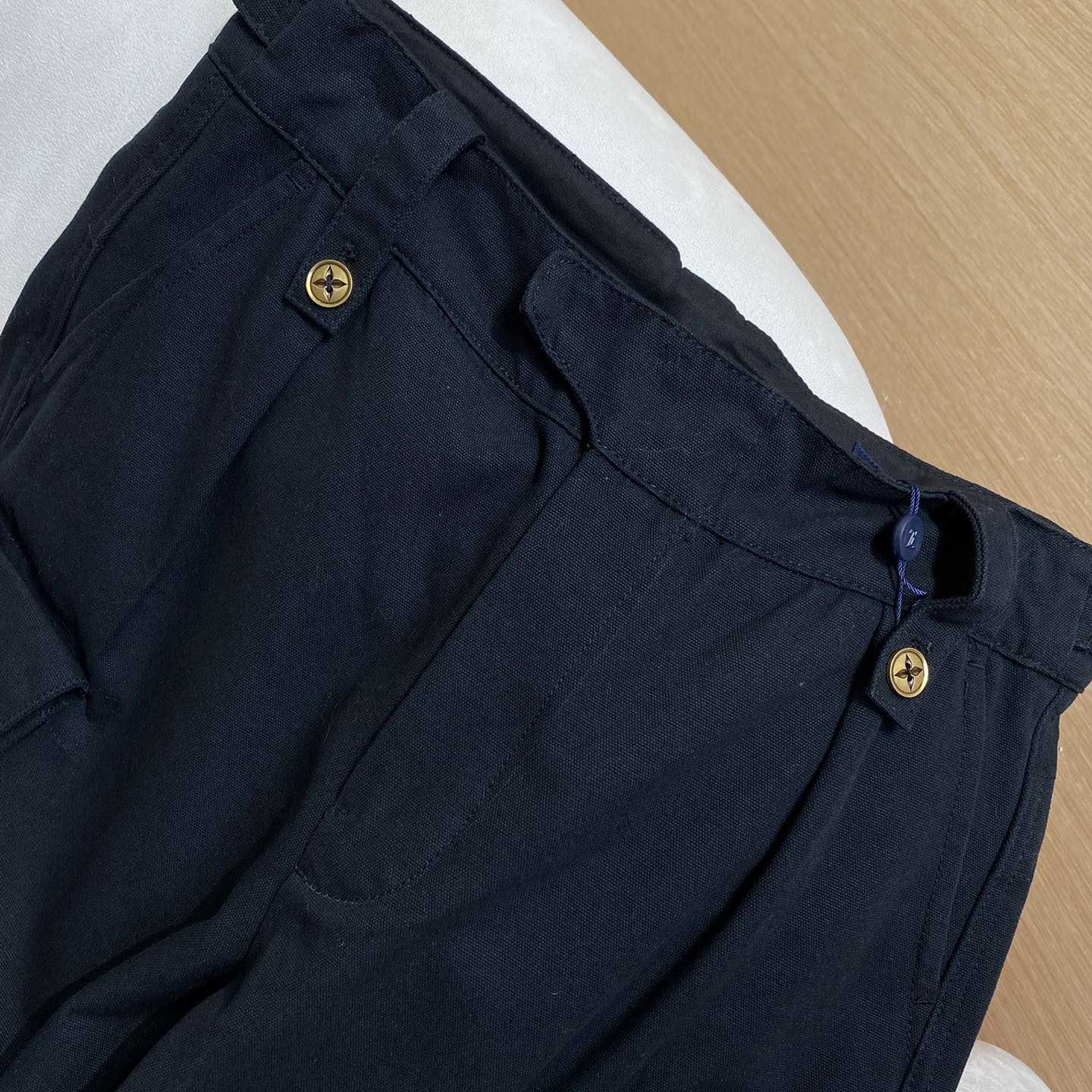 Louis Vuitton Cotton Utility Cargo Shorts   1AFJ54 - DesignerGu