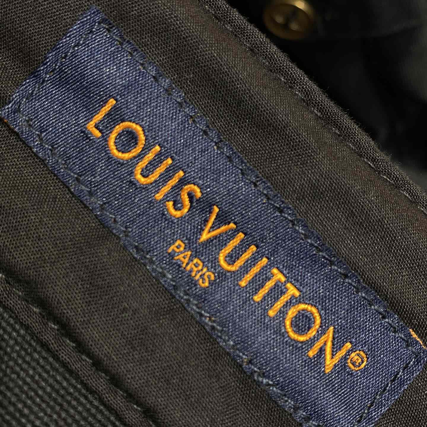 Louis Vuitton Cotton Utility Cargo Shorts   1AFJ54 - DesignerGu