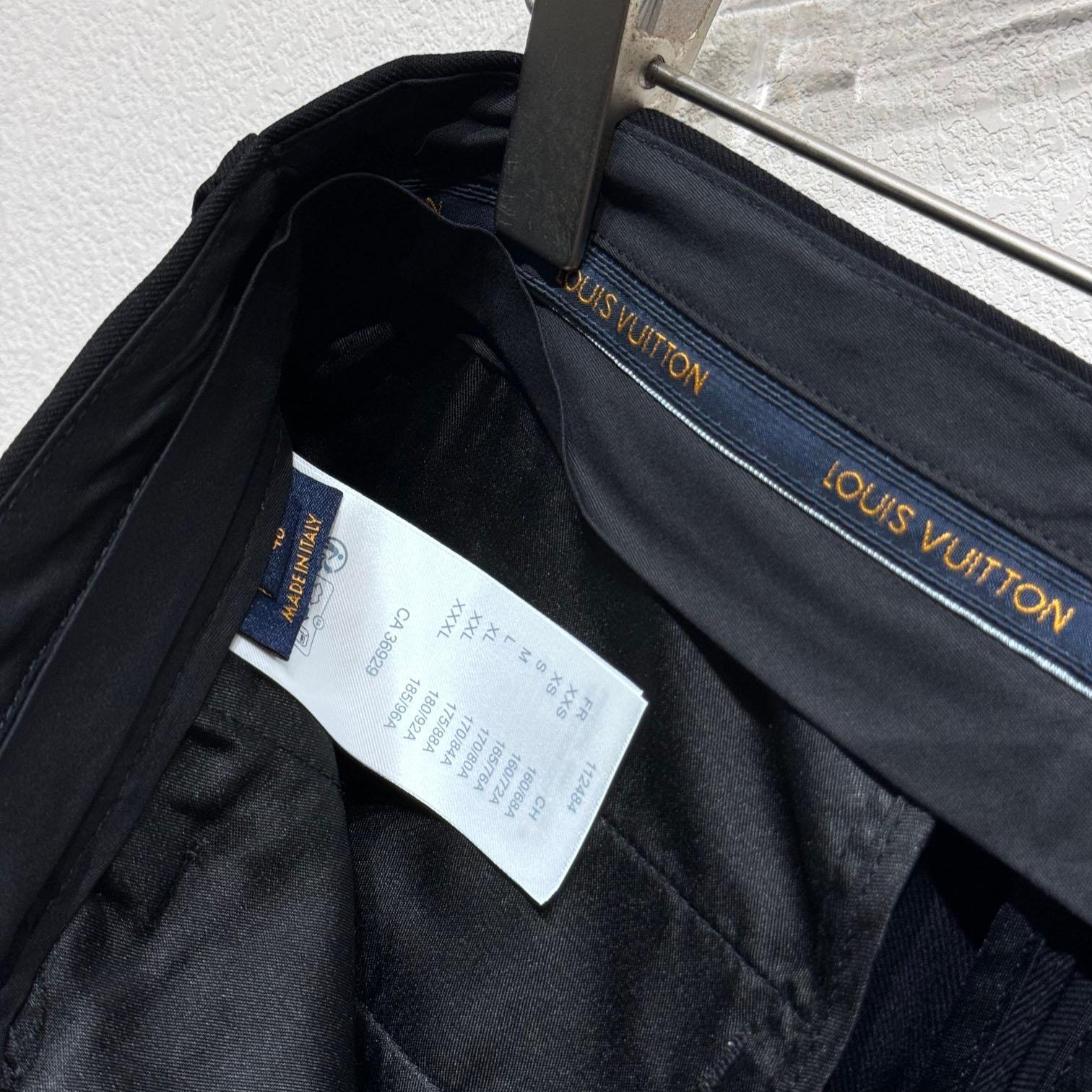Louis Vuitton Cargo Shorts - DesignerGu