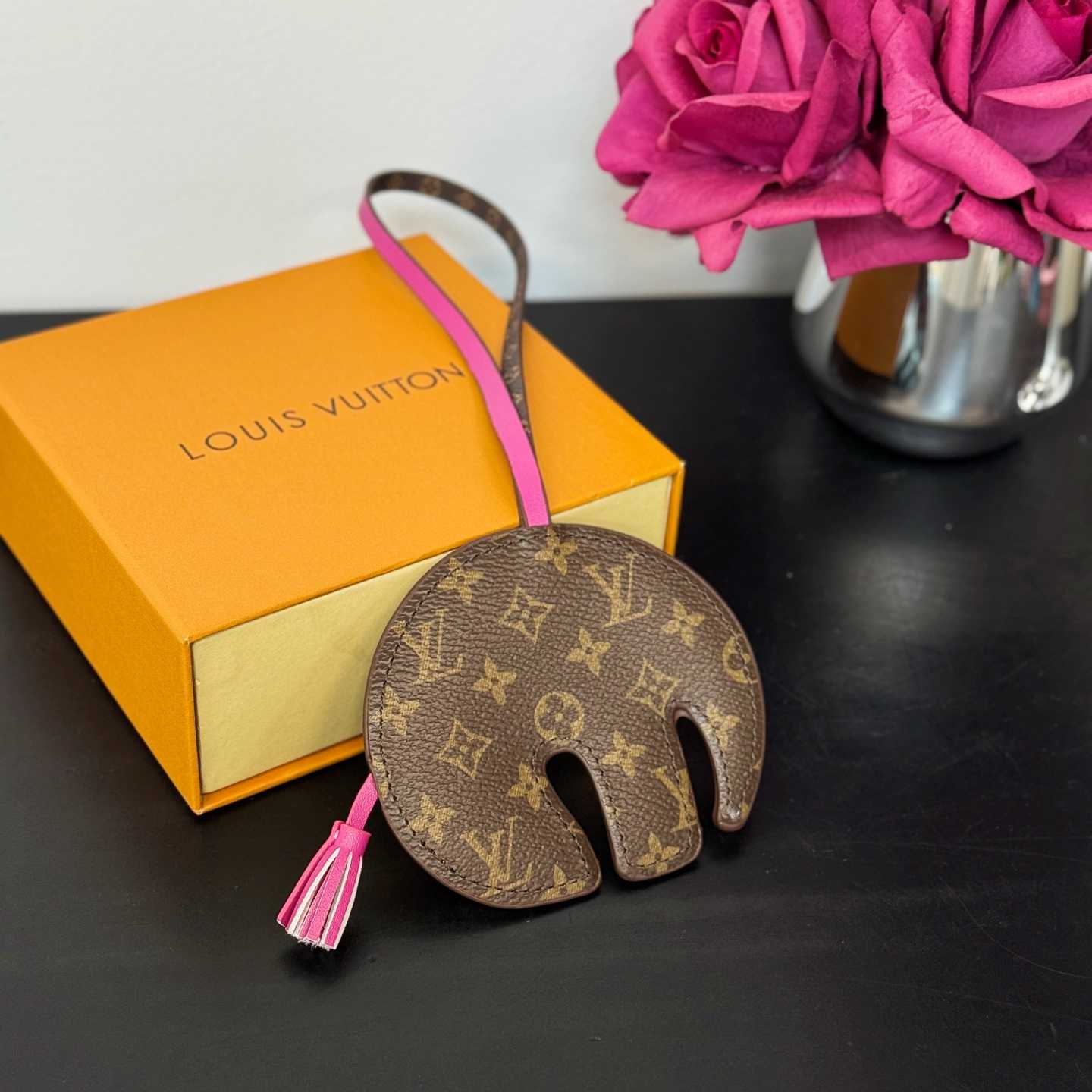 Louis Vuitton LV Elephant Bag Charm   M02383 - DesignerGu