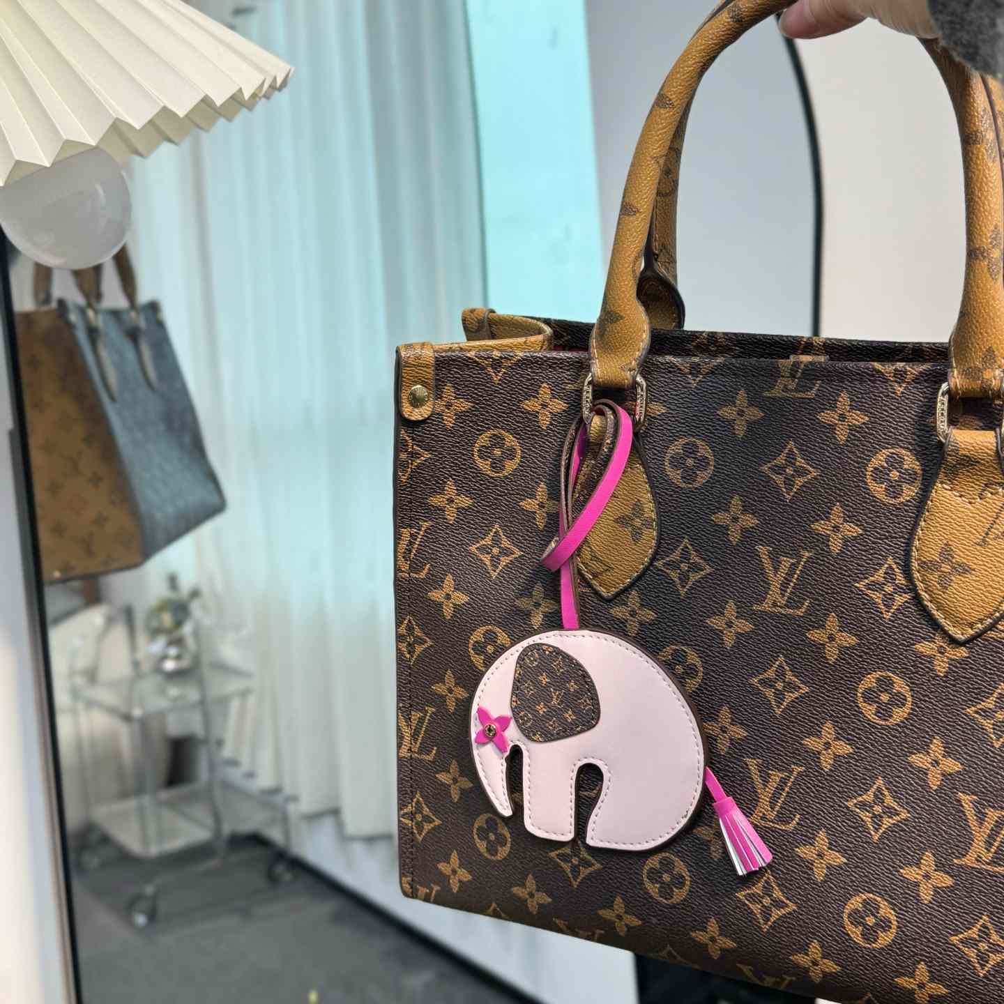 Louis Vuitton LV Elephant Bag Charm   M02383 - DesignerGu