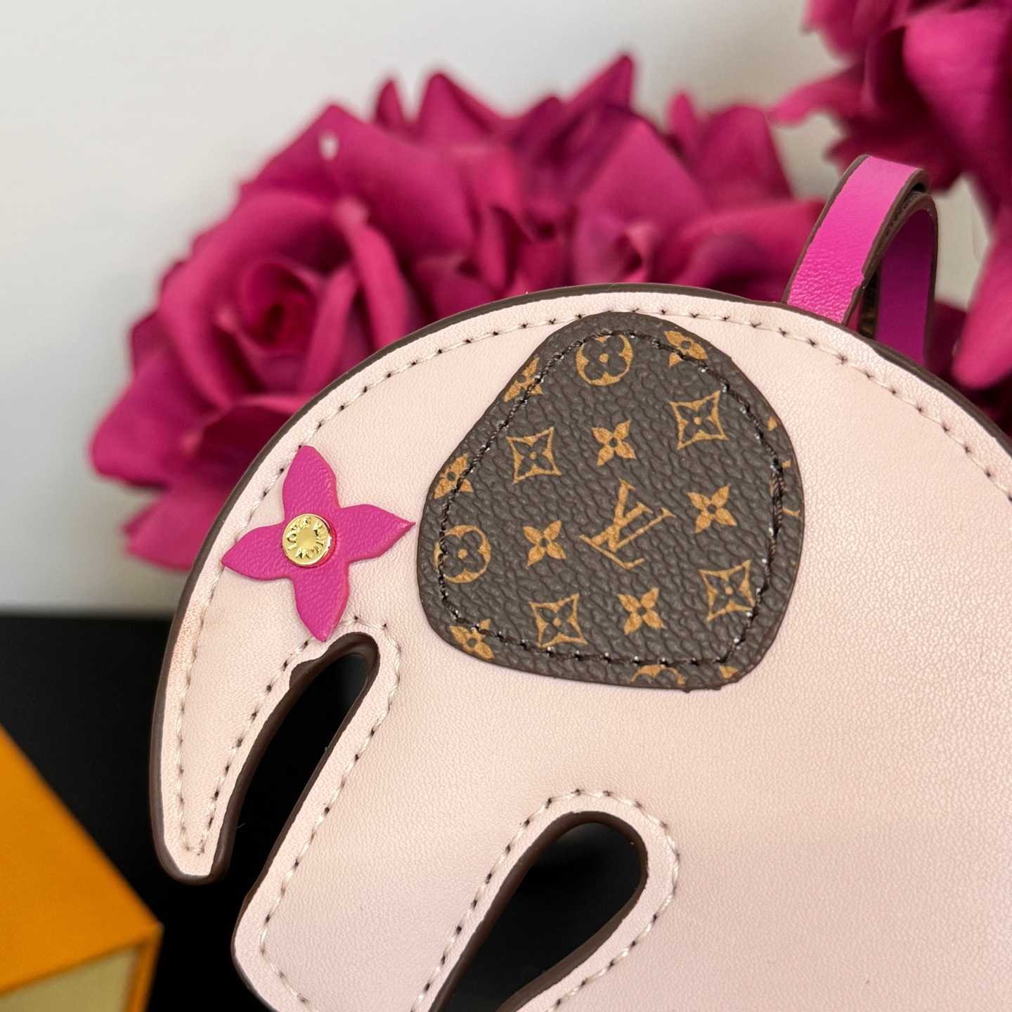 Louis Vuitton LV Elephant Bag Charm   M02383 - DesignerGu