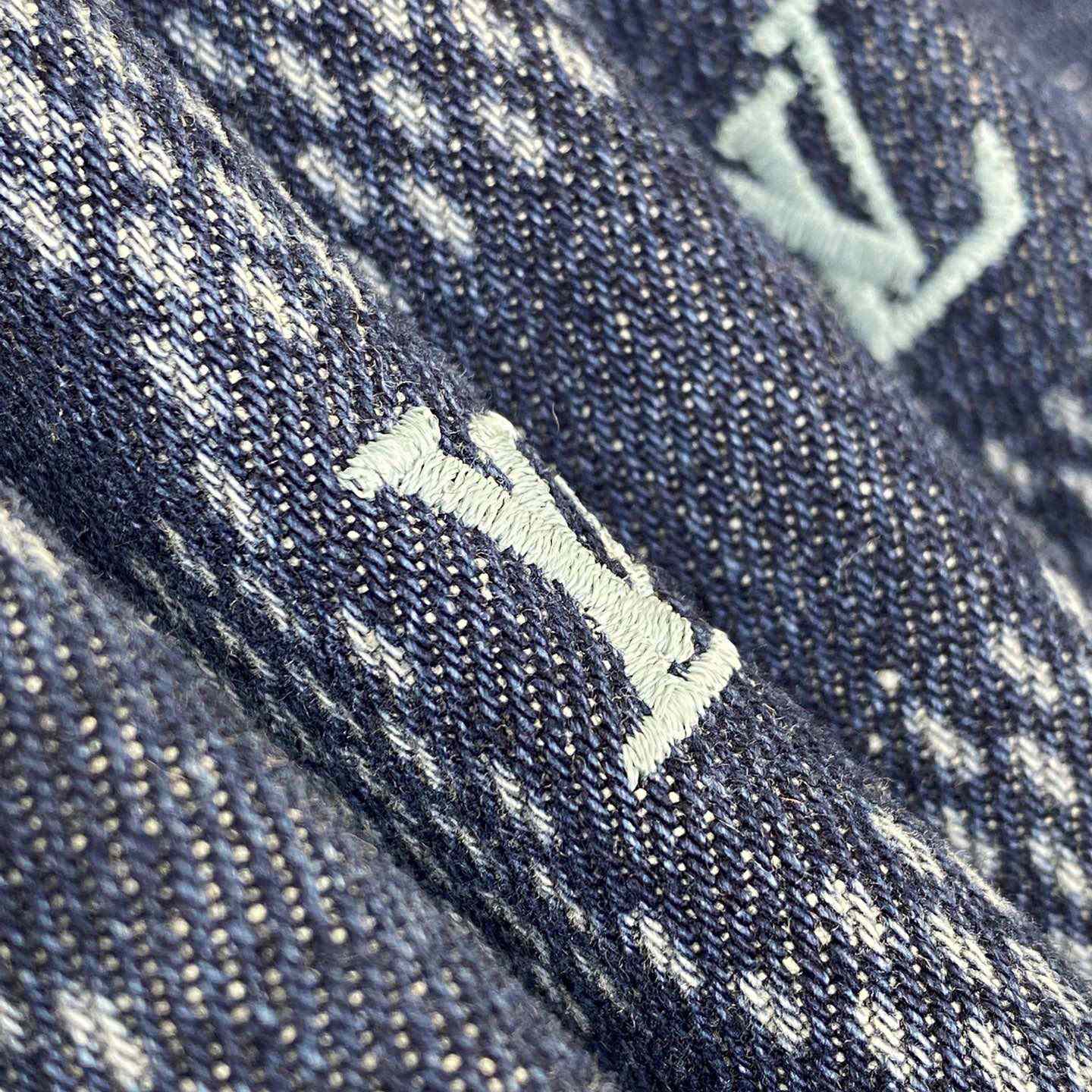 Louis Vuitton Printed Short-Sleeved Denim Shirt   1AFVQL - DesignerGu