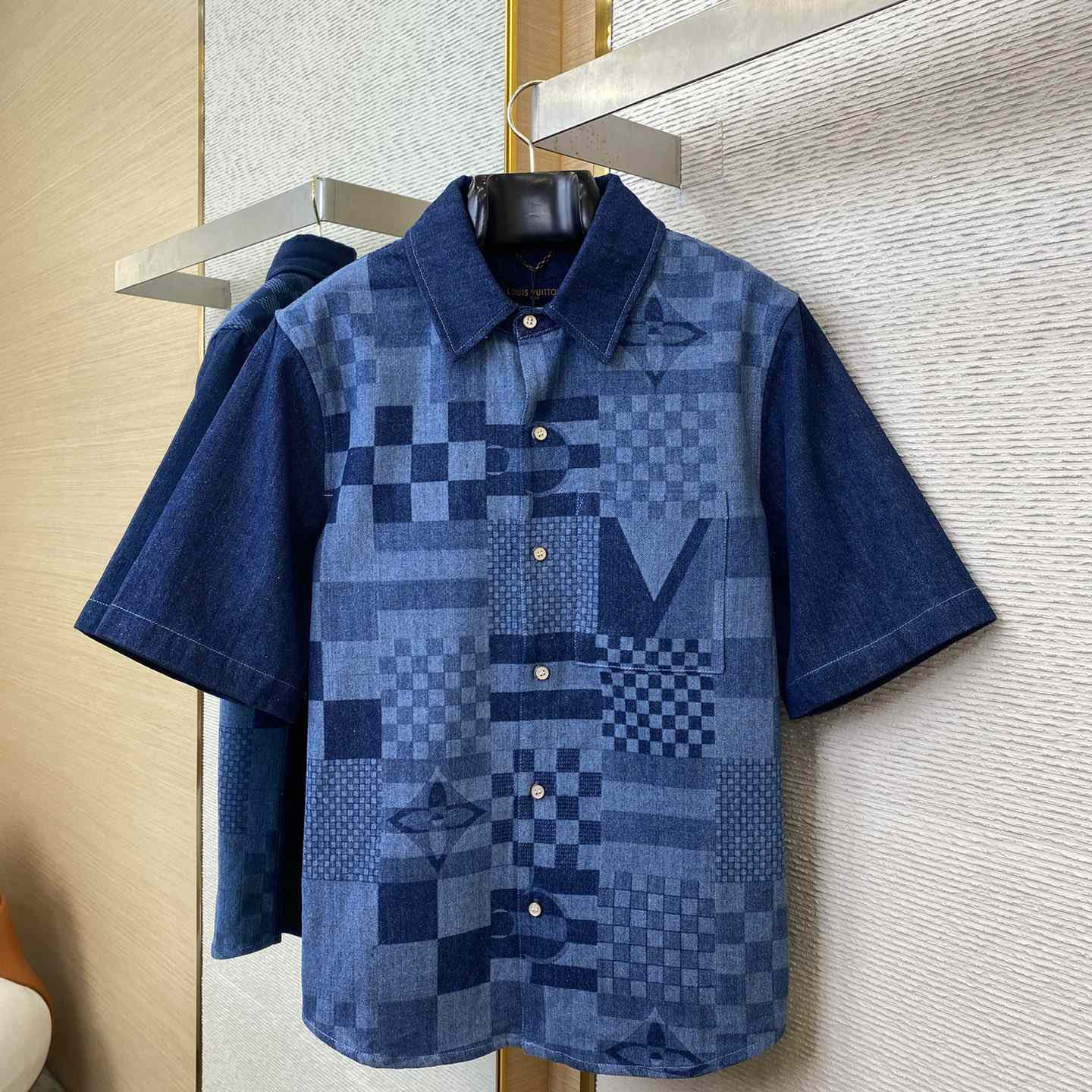 Louis Vuitton Printed Short-Sleeved Denim Shirt   1AFVQL - DesignerGu