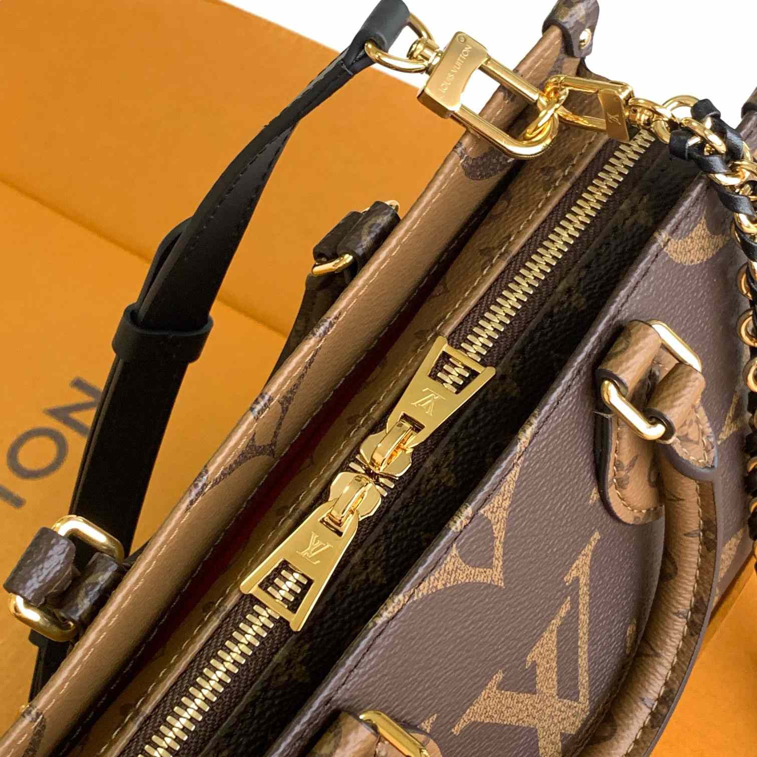 Louis Vuitton OnTheGo East West Chain  M14236 - DesignerGu