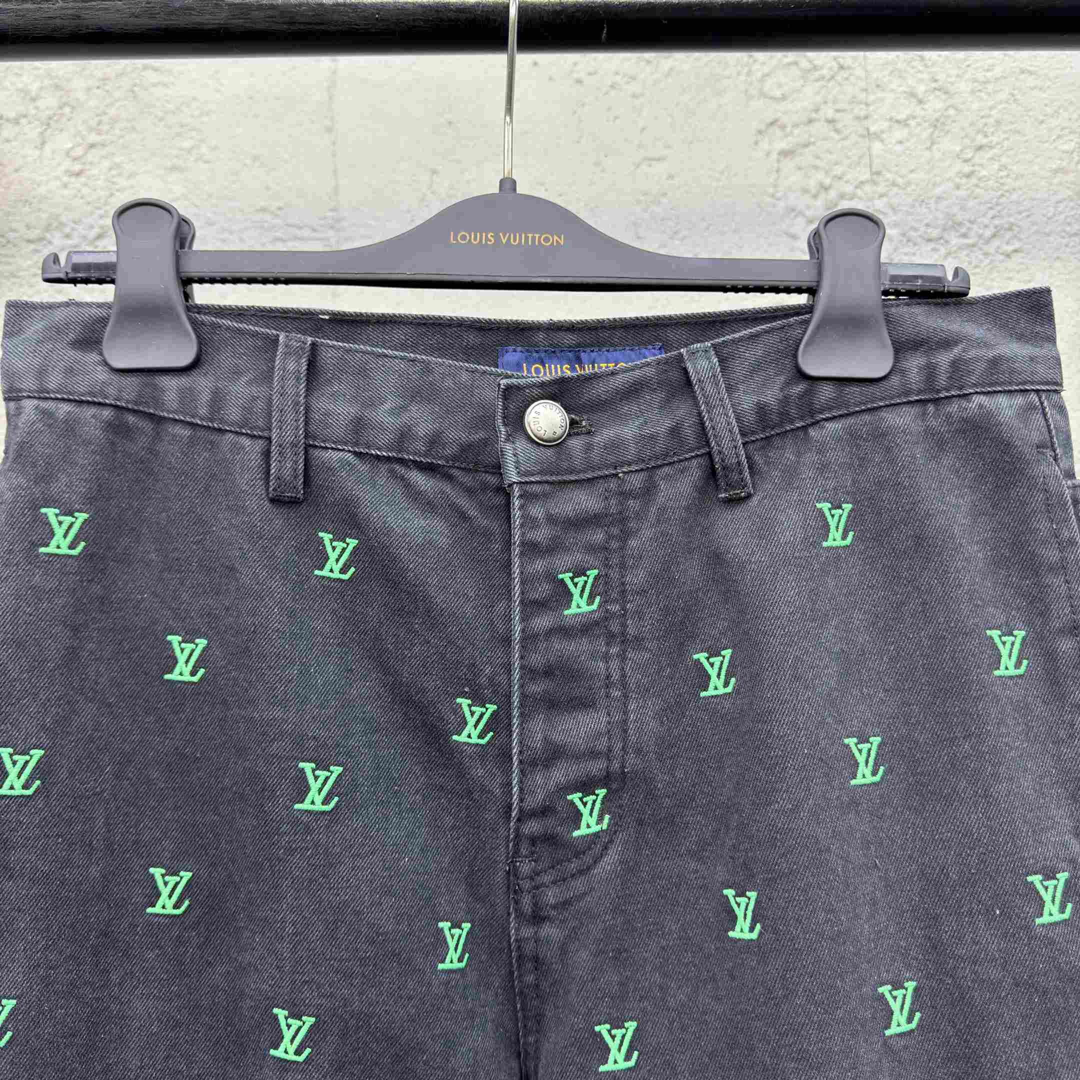 Louis Vuitton LV Blason Gradient Embroidered Denim Skate Pants   1AGTHE - DesignerGu