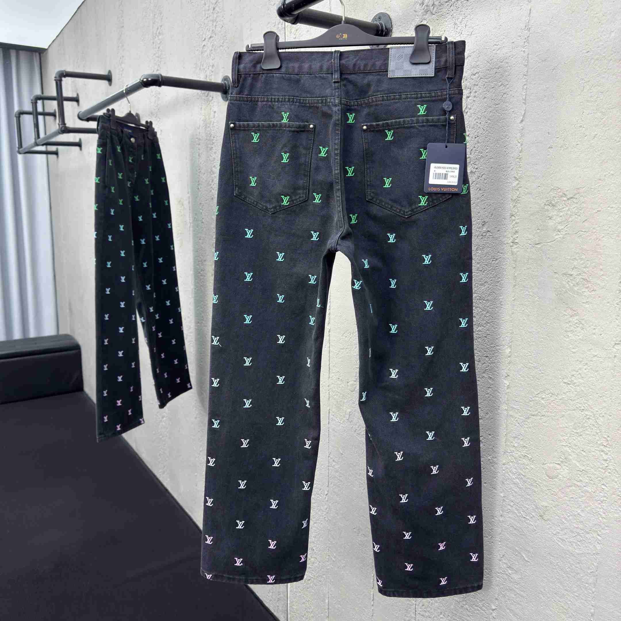 Louis Vuitton LV Blason Gradient Embroidered Denim Skate Pants   1AGTHE - DesignerGu