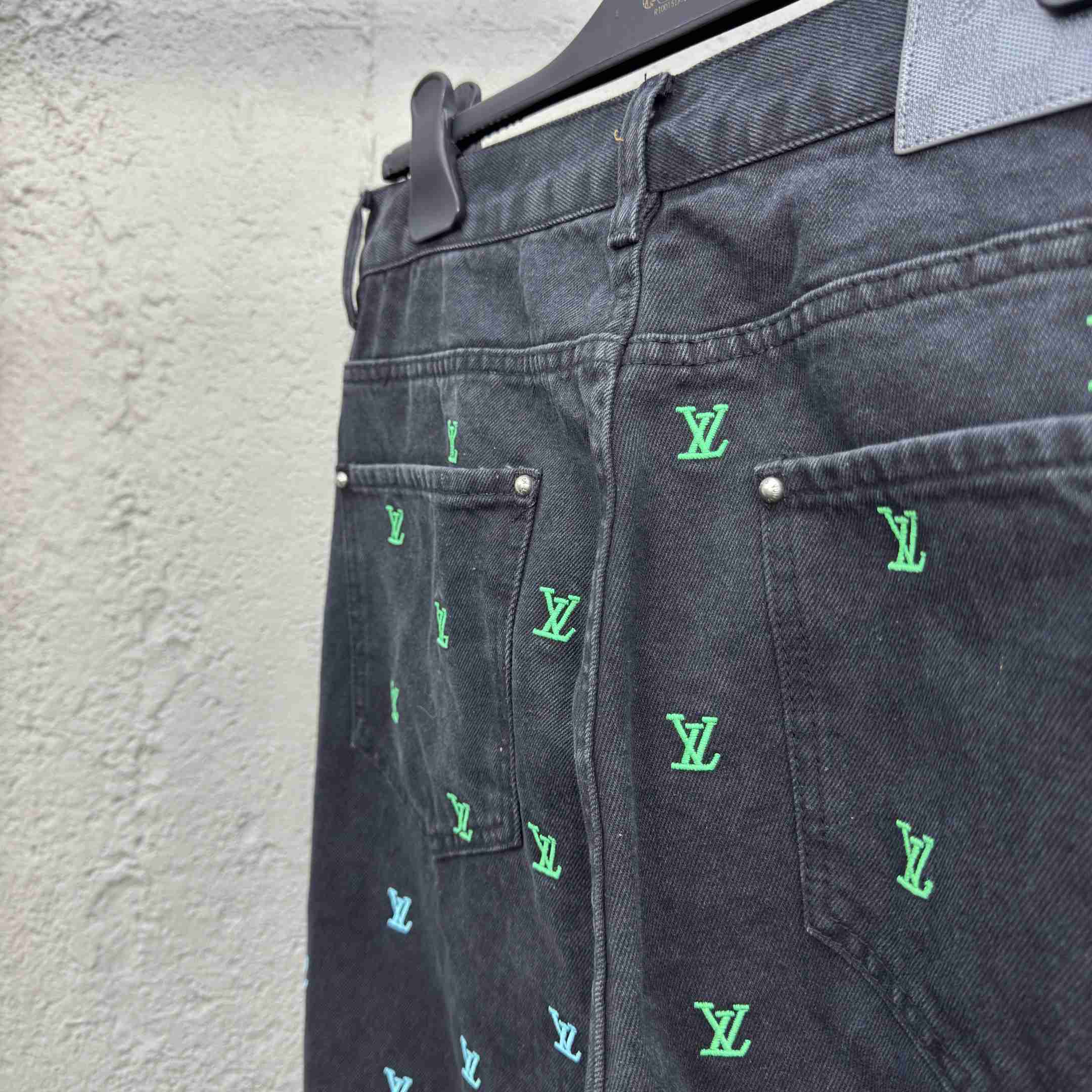 Louis Vuitton LV Blason Gradient Embroidered Denim Skate Pants   1AGTHE - DesignerGu
