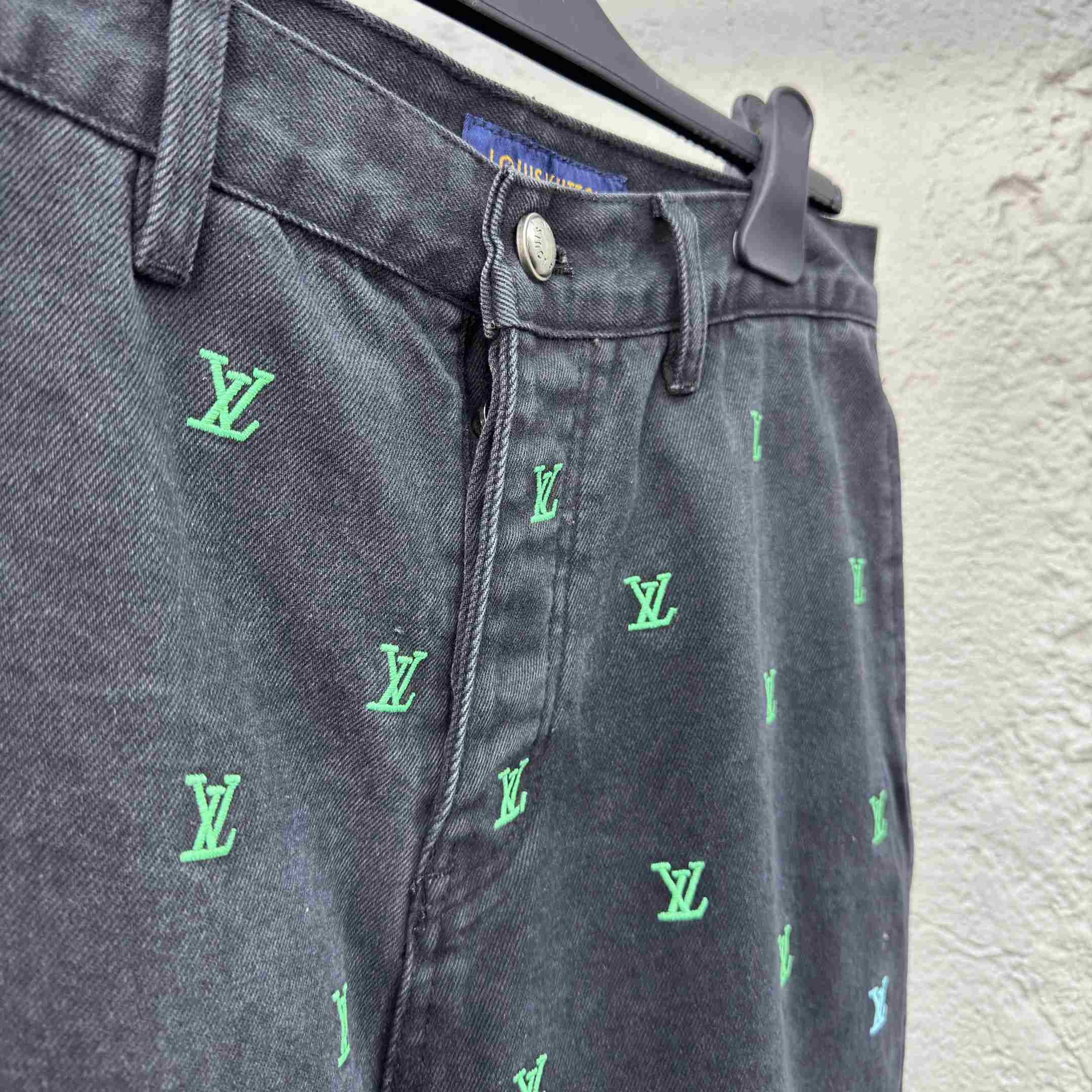 Louis Vuitton LV Blason Gradient Embroidered Denim Skate Pants   1AGTHE - DesignerGu