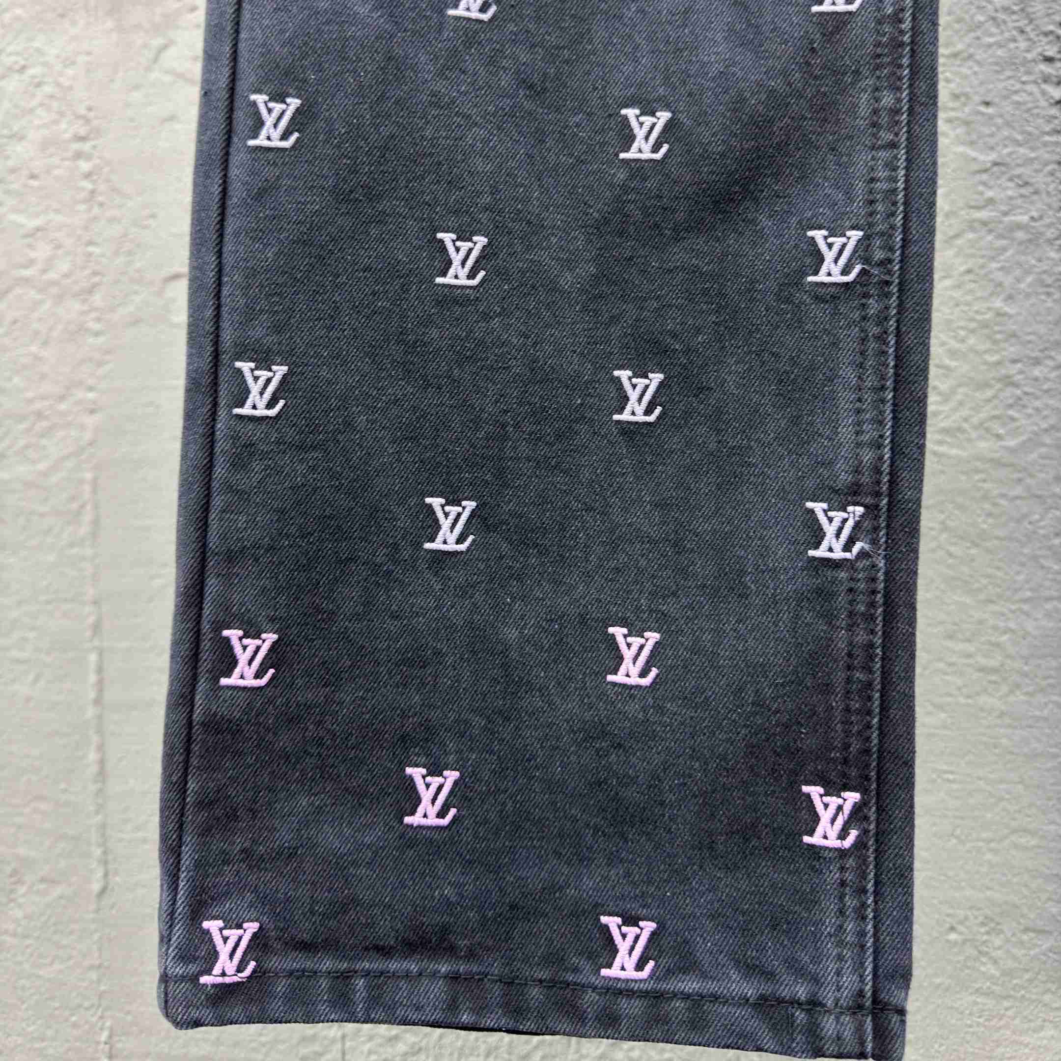 Louis Vuitton LV Blason Gradient Embroidered Denim Skate Pants   1AGTHE - DesignerGu