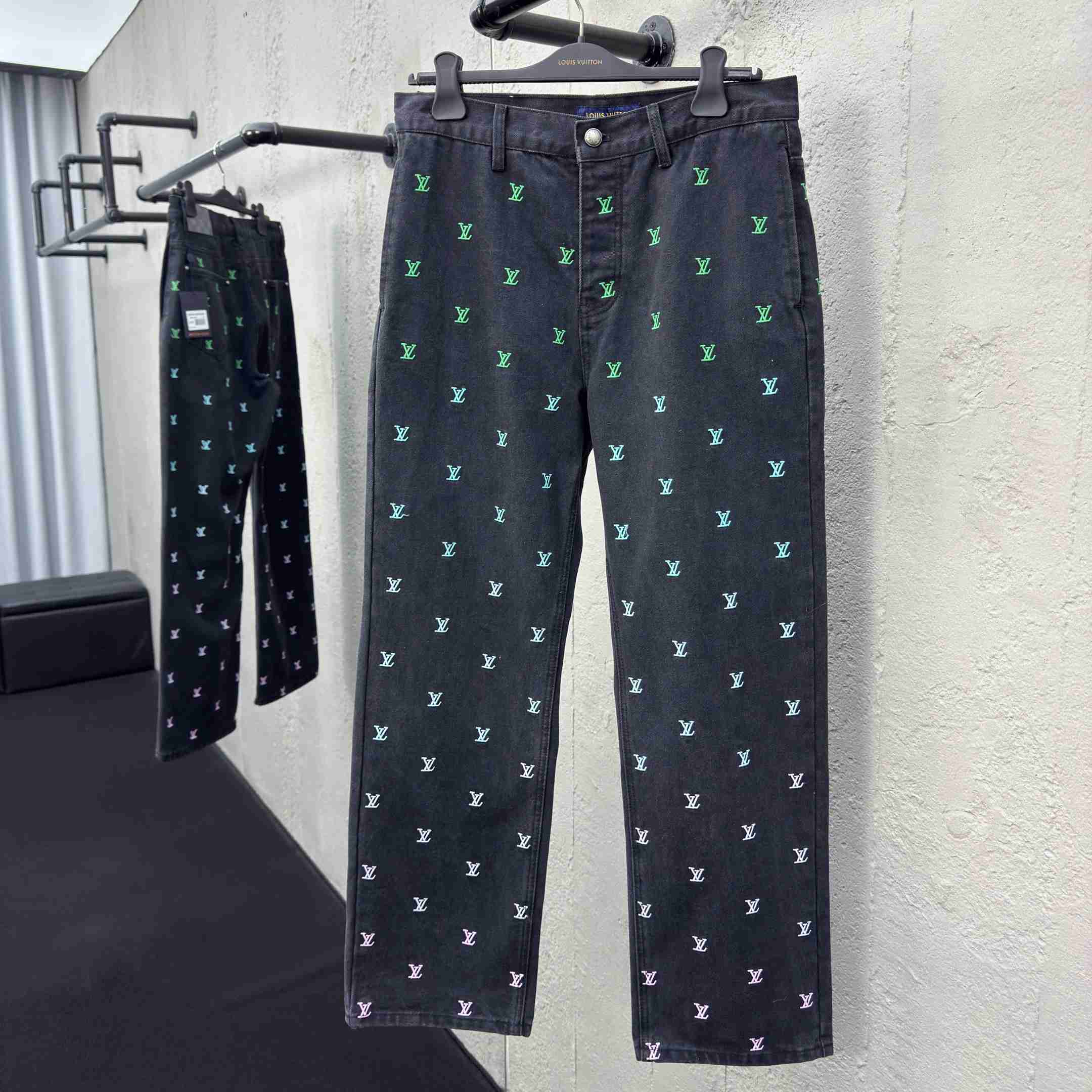 Louis Vuitton LV Blason Gradient Embroidered Denim Skate Pants   1AGTHE - DesignerGu