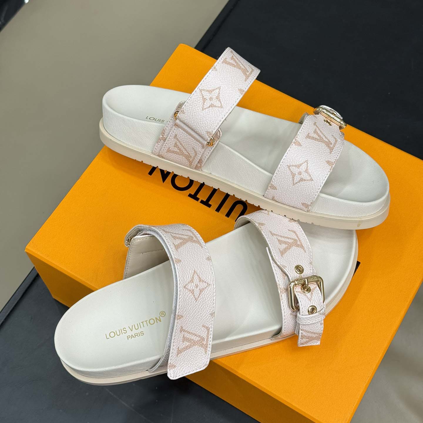 Louis Vuitton Bom Dia Flat Comfort Mule   1AHMT3 - DesignerGu