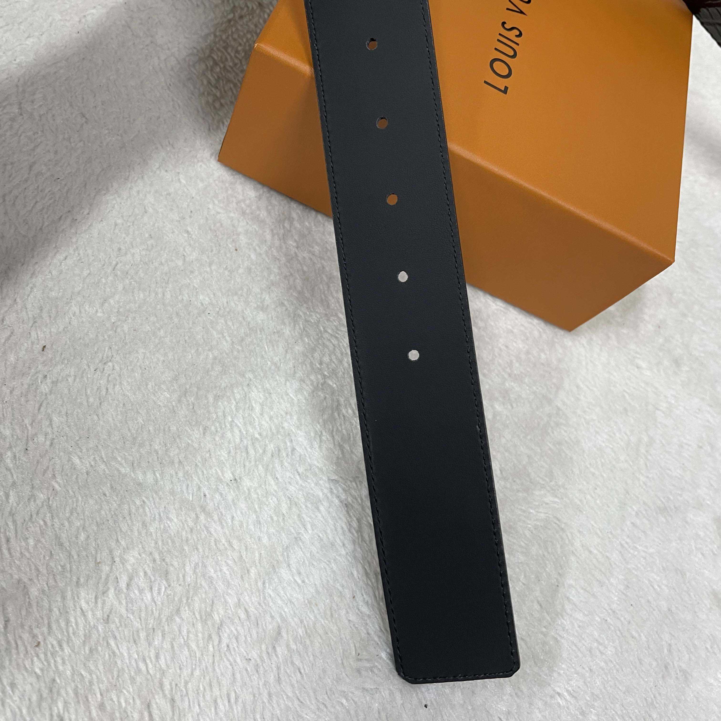 Louis Vuitton LV Initiales 40mm Reversible Belt  M8502U - DesignerGu