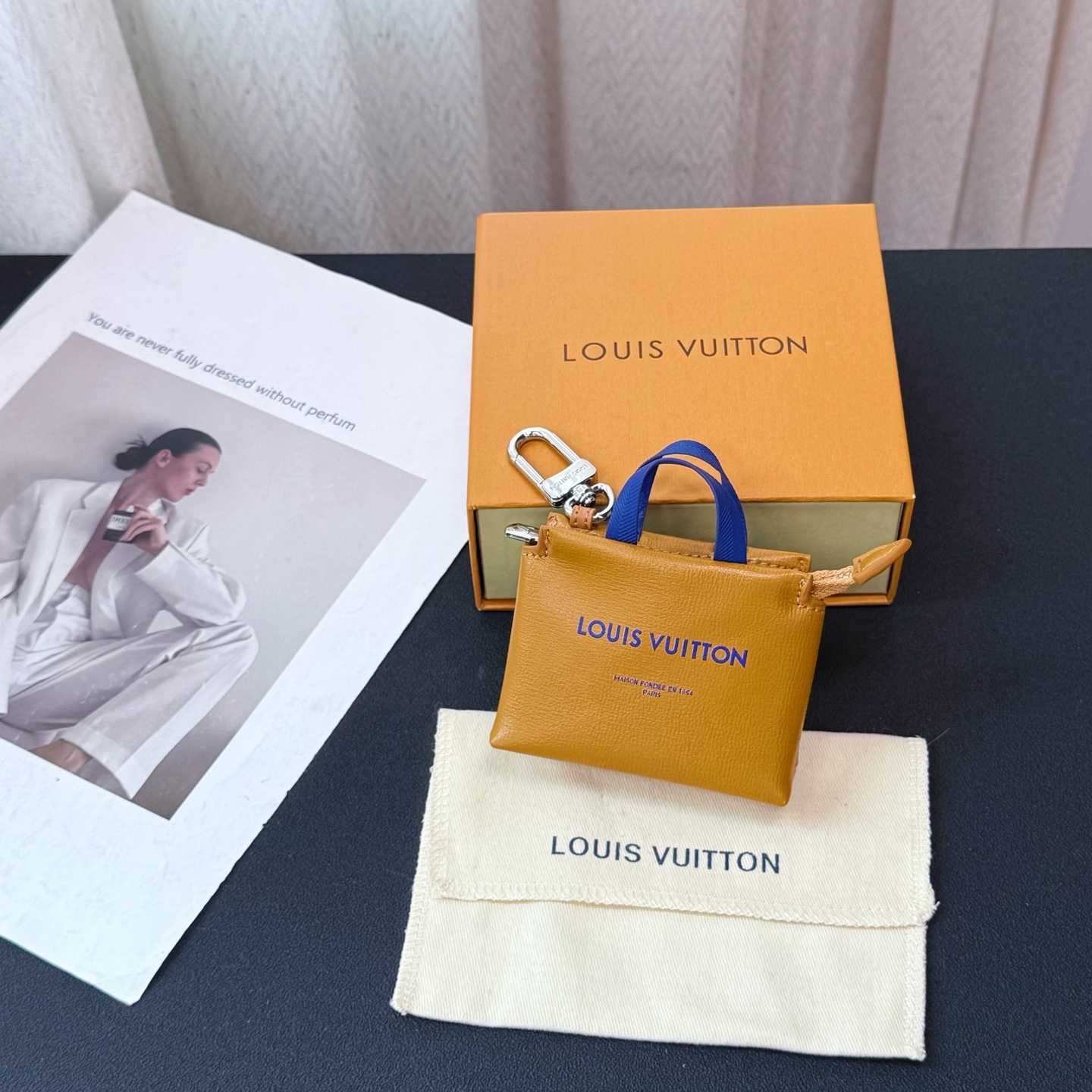 Louis Vuitton LV Mini Shopper Bag Charm   M02699 - DesignerGu