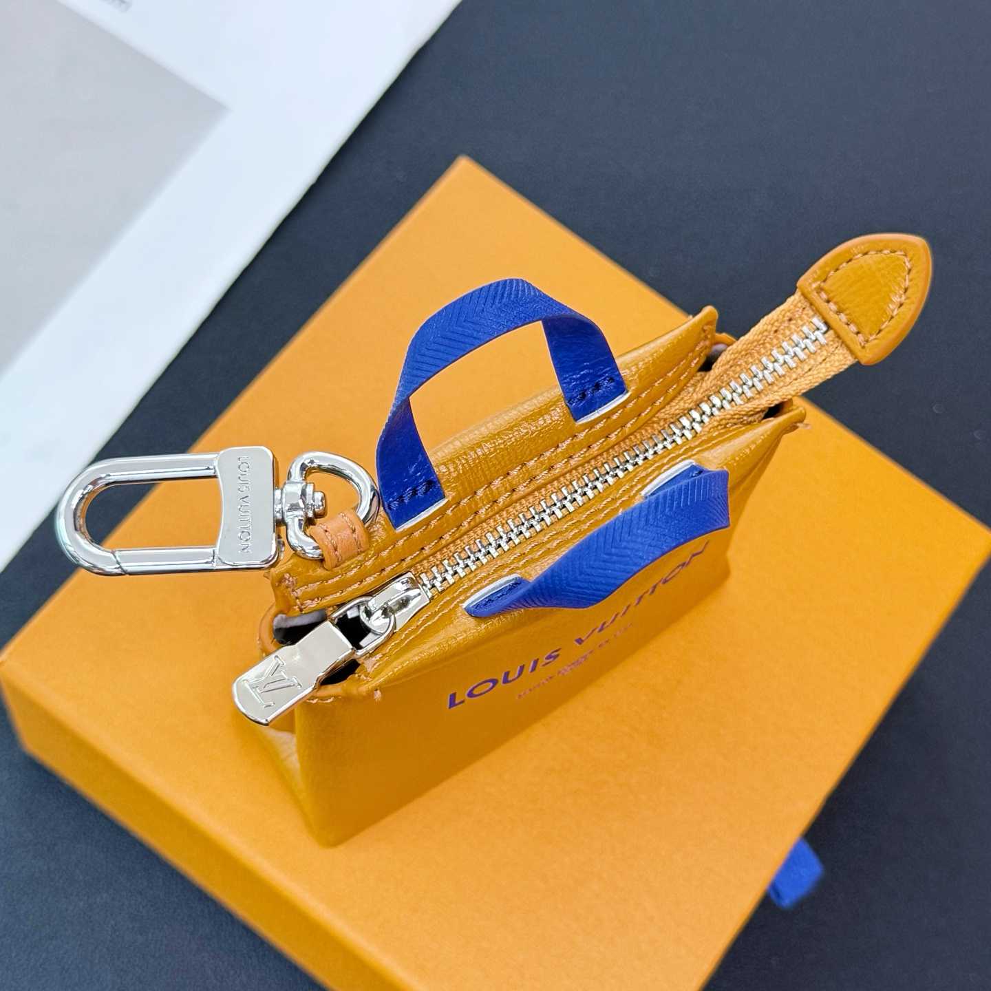 Louis Vuitton LV Mini Shopper Bag Charm   M02699 - DesignerGu
