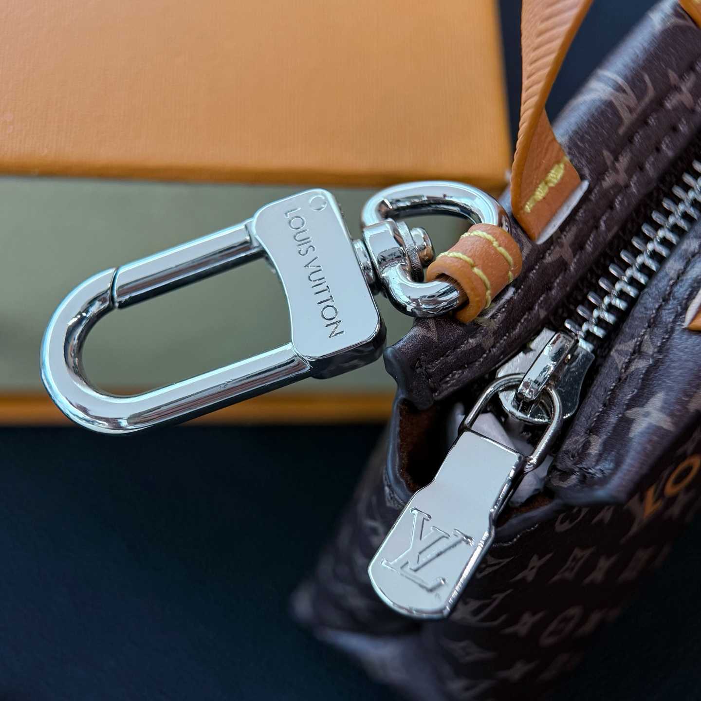 Louis Vuitton LV Mini Shopper Bag Charm    - DesignerGu