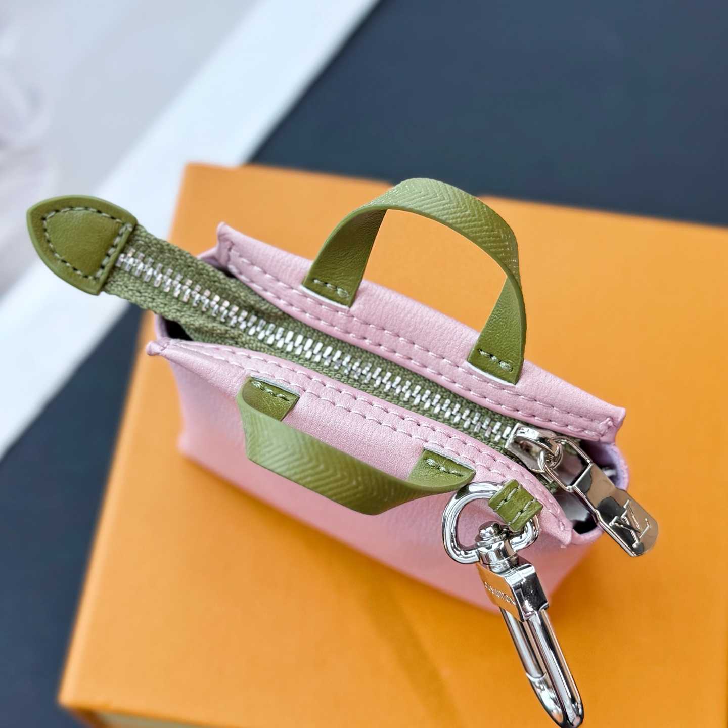 Louis Vuitton LV Mini Shopper Bag Charm   M03136 - DesignerGu