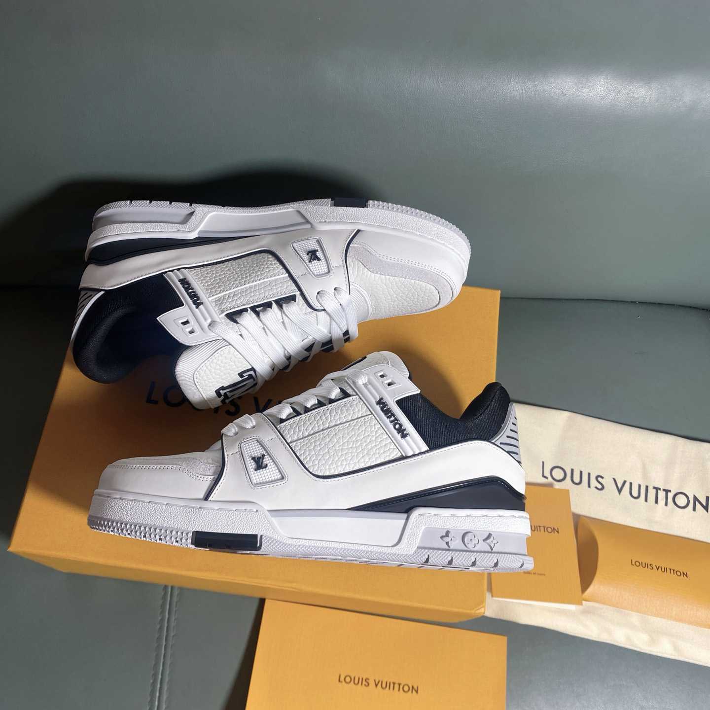 Louis Vuitton LV Trainer Sneaker      1AIJ45 - DesignerGu