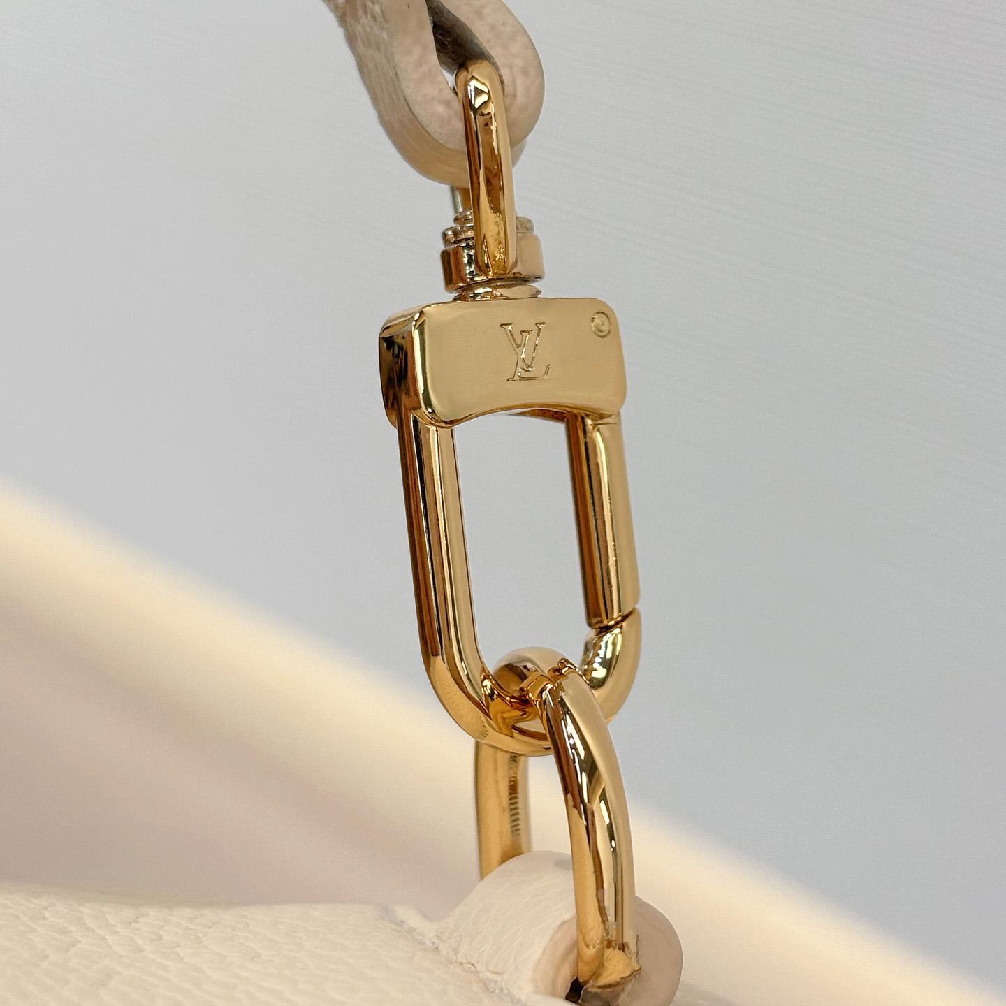 Louis Vuitton Tiny Camera Bag   M26509 - DesignerGu