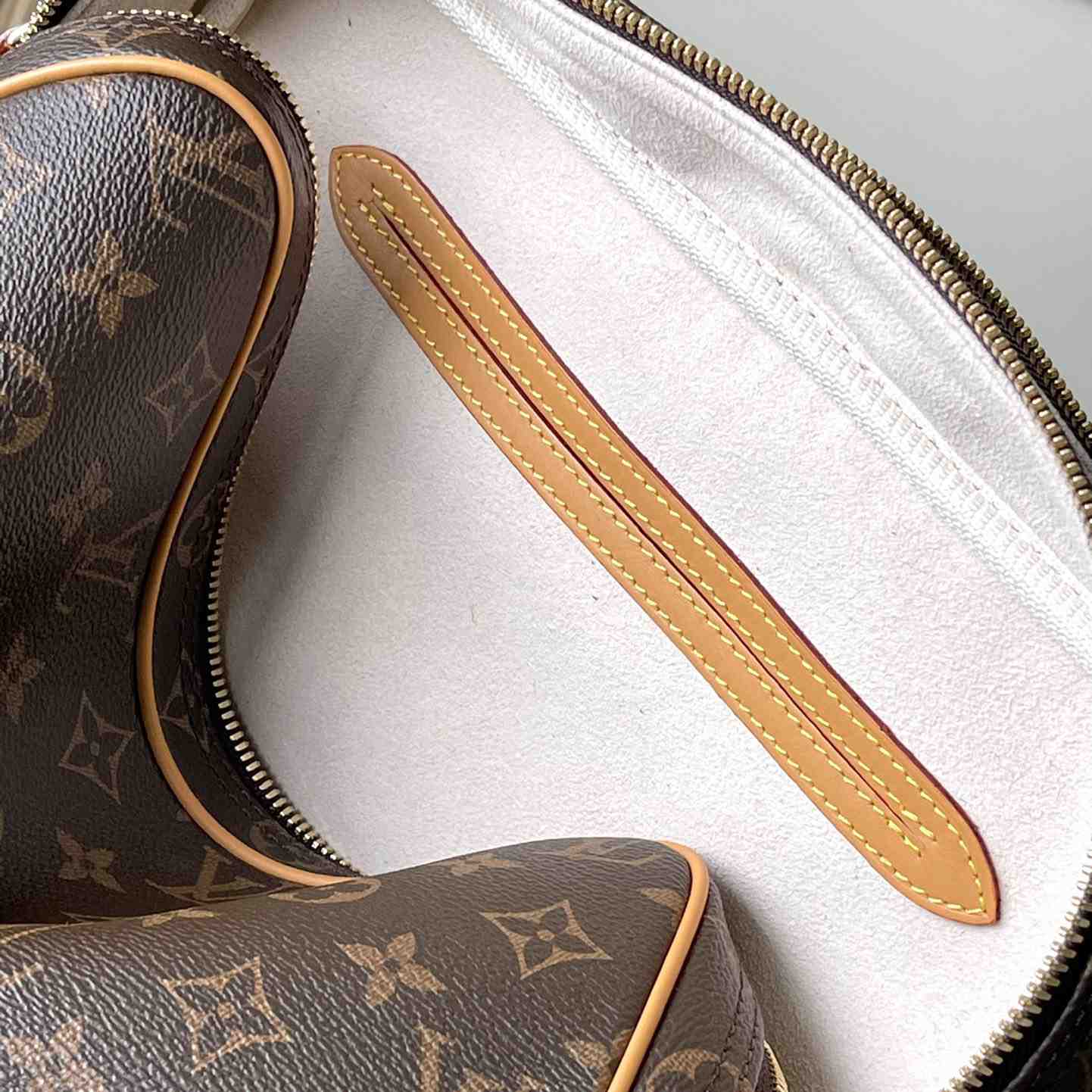 Louis Vuitton Monogram Shoulder Bag (28 x 21 x 11 cm) - DesignerGu